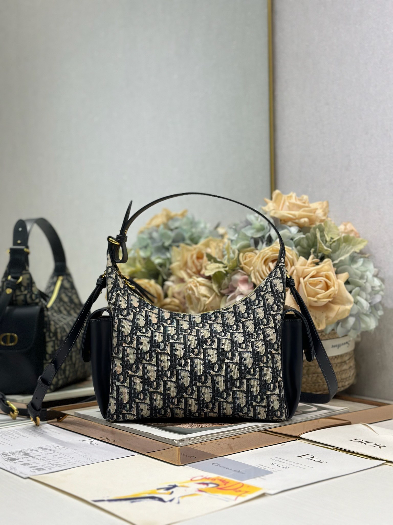 NO:394703,Medium D-Dream handbag 'Blue D cloth with leather' with chips This D-Dream handbag is a new product in the 2025 autumn and winter ready-to-wear series, casual and modern without losing practical functions. It has a soft silhouette, carefully crafted from blue Oblique printed fabrics and other materials. It has a spacious zipper compartment, paired with two side pockets with magnetic flap and gold-finished metal CD logo for easy storage of everyday items. Medium style, paired with an adjustable top handle and adjustable, removable leather shoulder straps, can be shoulder-mounted or cross-body, is an ideal companion for daily life. The sides are decorated with CD logo Zip closure Adjustable top handle Adjustable, removable leather shoulder strap Side patch pocket with magnetic flap Inner insert bag Model 6323 Size 28 x 16 x 10 cm (Length x Height  x W) can store 1 wallet, 1 card holder, 1 cell phone, sunglasses and lipstick, Dior, dior, wallets19860909中号D-Dream 手袋「蓝D布配皮」带有芯片 这款 D-Dream 手袋是二零二五秋冬成衣系列新品,休闲现代而不失实用功能.廓形柔软,采用蓝色 Oblique 印花面料等材质精心制作,宽敞的拉链隔层,搭配两个带磁性翻盖的侧面口袋,并饰以金色饰面金属 CD 标志,便于收纳各种日常用品.中号款式,搭配可调节顶部手柄和可调节、可拆卸的皮革肩带,可肩背或斜挎,是日常的理想良伴. 两侧饰以 CD 标志 拉链开合 可调节顶部手柄 可调节、可拆卸的皮革肩带 侧面贴袋搭配磁性翻盖 内部插袋 型号6323 尺寸28 x 16 x 10 厘米（长 x 高 x 宽） 可收纳 1 个钱包、1 个卡夹、1 部手机、太阳眼镜和唇膏,迪奥,dior,wallets,Bag