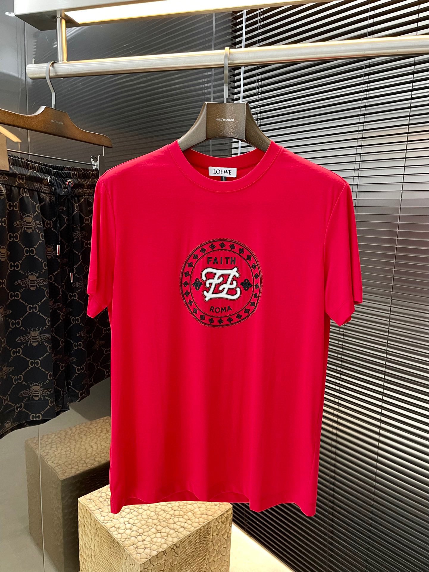 NO:506728,P Loewe series VIP high-end customization, new short-sleeved spring and summer style, versatile style, anyone can easily control the fabric, fully customized craftsmanship, high-quality first-class modal soft cotton fabric, the fabric feels soft, the upper body is comfortable and soft. The simple style is very classy, ​​simple and unique, the style is very exquisite, the cut is very exquisite, and it will highlight the exquisiteness of business men!  Size M-3XL, loewe,loewe,T-shirt,alexander wang19860909P  Loewe（罗意威） 系列 VIP高级定制 春夏季新款短袖 百搭款式 任何人都可以轻松驾驭 面料全订制工艺 高定一等品莫代尔爽柔棉面料 面料手感柔软,上身舒适柔软 简约的款式非常显档次,简约个性时尚,版型剪裁非常精致,显气场,又会凸显商务男士的精致！尺码 M-3XL,,loewe,loewe,T-shirt,alexander wang,Men's clothing