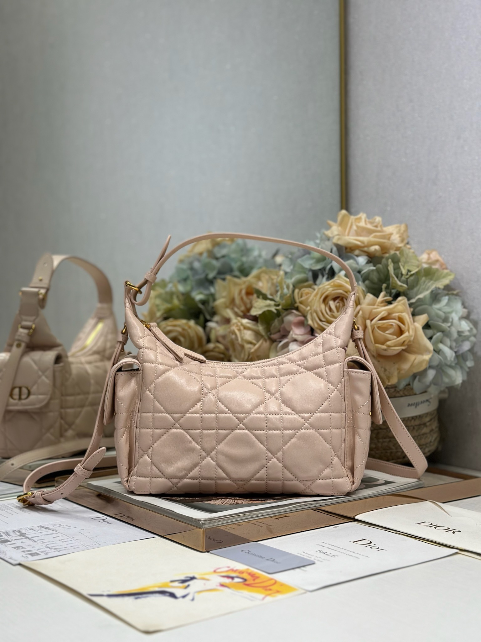 NO:394683,Medium D-Dream handbag 'Pink Sheepskin' with chips This D-Dream handbag is a new product in the 2025 autumn and winter ready-to-wear series, casual and modern without losing practical functions. It has a soft silhouette and is carefully crafted from pink sheepskin, decorated with oversized rattan plaid line to enhance the style. A spacious zipper compartment is paired with two side pockets with magnetic flap and gold-finished metal CD logo for easy storage of everyday items. Medium style, paired with an adjustable top handle and adjustable, removable leather shoulder straps, can be shoulder-mounted or cross-body, is an ideal companion for everyday life. The sides are decorated with CD logo Zip closure Adjustable top handle Adjustable, removable leather shoulder straps Side patch pockets with magnetic flap Inner insert bag Model 6323 Size 28 x 16 x 10 cm (length  x height x width) can store 1 wallet, 1 card holder, 1 cell phone, sunglasses and lipstick, Dior, wallets, sheepskin19860909中号 D-Dream 手袋「粉色羊皮」带有芯片 这款 D-Dream 手袋是二零二五秋冬成衣系列新品,休闲现代而不失实用功能.廓形柔软,采用粉色羊皮革精心制作,饰以超大藤格纹缉面线提升格调.宽敞的拉链隔层,搭配两个带磁性翻盖的侧面口袋,并饰以金色饰面金属 CD 标志,便于收纳各种日常用品.中号款式,搭配可调节顶部手柄和可调节、可拆卸的皮革肩带,可肩背或斜挎,是日常的理想良伴. 两侧饰以 CD 标志 拉链开合 可调节顶部手柄 可调节、可拆卸的皮革肩带 侧面贴袋搭配磁性翻盖 内部插袋 型号6323 尺寸28 x 16 x 10 厘米（长 x 高 x 宽） 可收纳 1 个钱包、1 个卡夹、1 部手机、太阳眼镜和唇膏,迪奥,dior,wallets,sheepskin,Bag