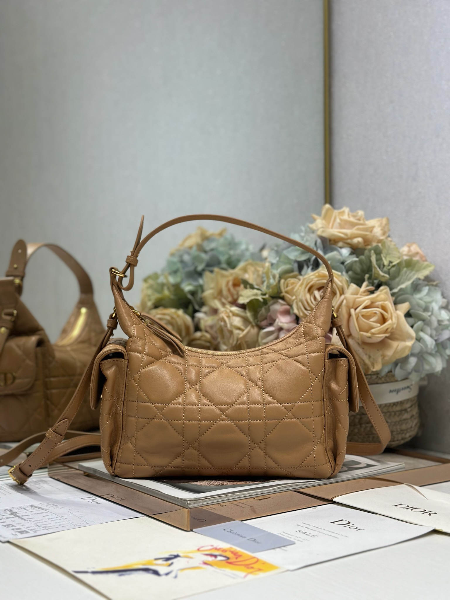 NO:394686,Medium D-Dream handbag 'Brown Sheepskin' with chips This D-Dream handbag is a new product in the 2025 autumn and winter ready-to-wear series, casual and modern without losing practical functions. It has a soft silhouette and is carefully crafted from brown sheepskin leather, decorated with oversized rattan plaid line to enhance the style. A spacious zipper compartment is paired with two side pockets with magnetic flap and gold-finished metal CD logo for easy storage of everyday items. Medium style, paired with an adjustable top handle and adjustable, removable leather shoulder straps, can be shoulder-mounted or cross-body, is an ideal companion for everyday life. CD logos are decorated with both sides Zip closure Adjustable top handle Adjustable, removable leather shoulder straps Side patch pockets with magnetic flap Inner insert bag Model 6323 Size 28 x 16 x 10 cm (length  x height x width) can store 1 wallet, 1 card holder, 1 cell phone, sunglasses and lipstick, Dior, wallets, sheepskin19860909中号 D-Dream 手袋「棕色羊皮」带有芯片 这款 D-Dream 手袋是二零二五秋冬成衣系列新品,休闲现代而不失实用功能.廓形柔软,采用棕色羊皮革精心制作,饰以超大藤格纹缉面线提升格调.宽敞的拉链隔层,搭配两个带磁性翻盖的侧面口袋,并饰以金色饰面金属 CD 标志,便于收纳各种日常用品.中号款式,搭配可调节顶部手柄和可调节、可拆卸的皮革肩带,可肩背或斜挎,是日常的理想良伴. 两侧饰以 CD 标志 拉链开合 可调节顶部手柄 可调节、可拆卸的皮革肩带 侧面贴袋搭配磁性翻盖 内部插袋 型号6323 尺寸28 x 16 x 10 厘米（长 x 高 x 宽） 可收纳 1 个钱包、1 个卡夹、1 部手机、太阳眼镜和唇膏,迪奥,dior,wallets,sheepskin,Bag