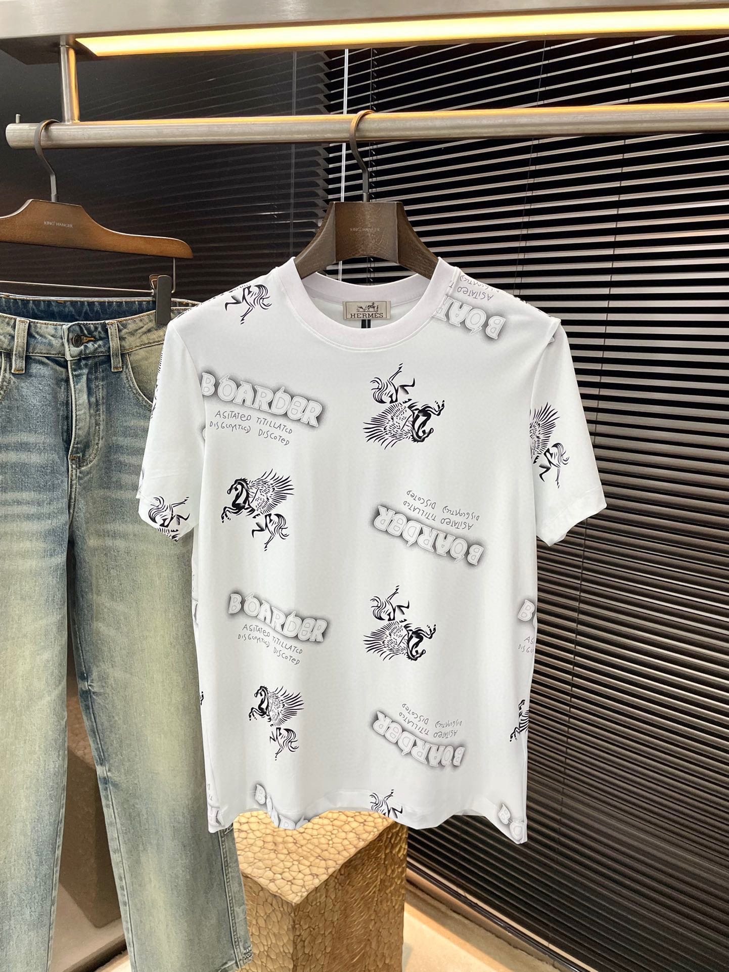 NO:506729,P HERME (Aima) series VIP high-end customization, new short-sleeved spring and summer style, versatile style, anyone can easily control the fabric, fully customized craftsmanship, high-quality digital printed nylon fabric, the fabric feels soft, the upper body is comfortable and soft, the simple style is very classy, ​​simple and unique, the style is very exquisite, the style is very exquisite, and it will highlight the exquisiteness of business men!  Size M-3XL, hermes, hermes, T-shirt, alexander wang19860909P  HERME（爱马）系列 VIP高级定制 春夏季新款短袖 百搭款式 任何人都可以轻松驾驭 面料全订制工艺 高定一等品数码印花锦纶面料 面料手感柔软,上身舒适柔软 简约的款式非常显档次,简约个性时尚,版型剪裁非常精致,显气场,又会凸显商务男士的精致！尺码 M-3XL,,hermes,hermes,T-shirt,alexander wang,Men's clothing