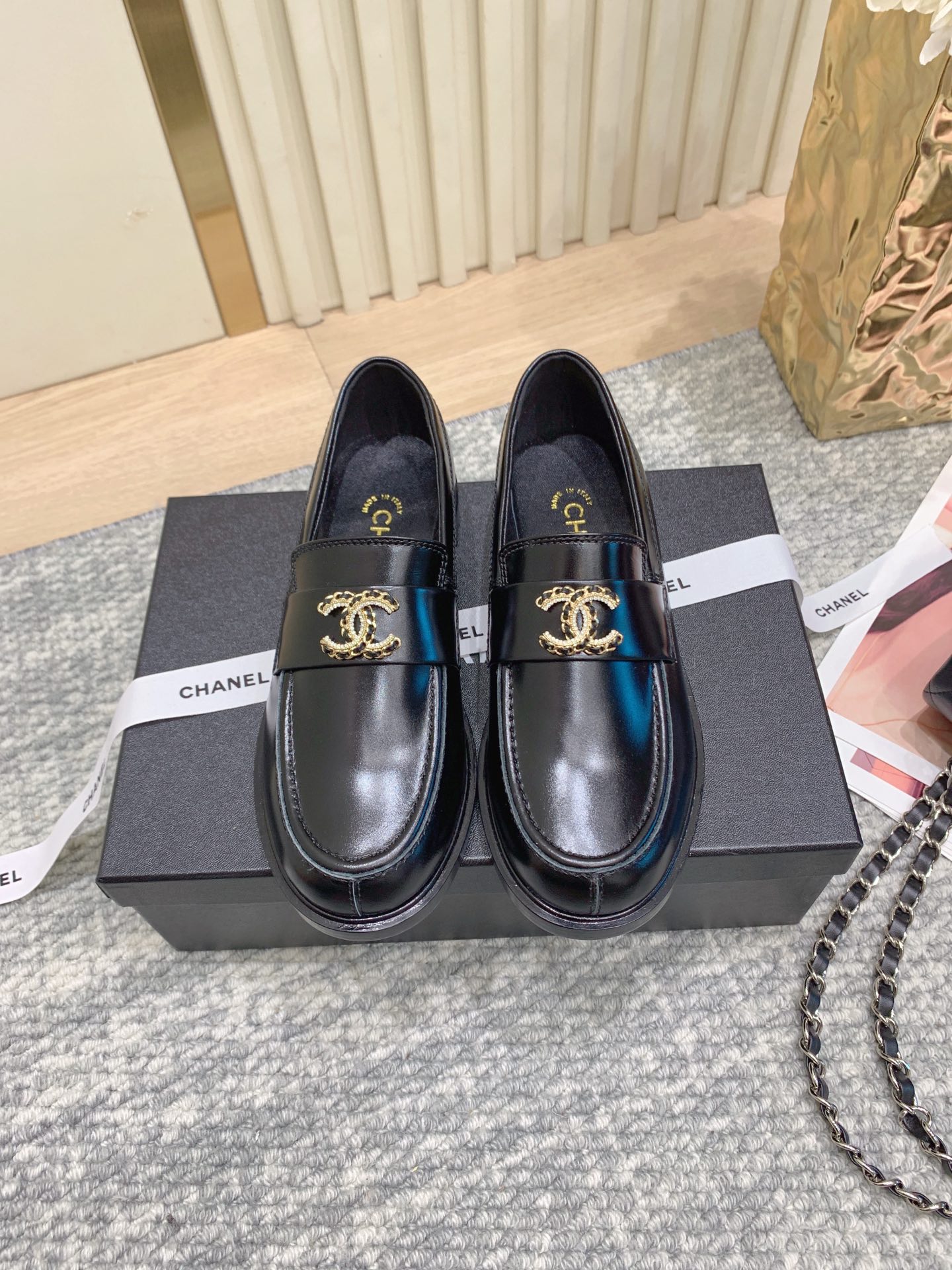 Черные женские лоферы с декоративной пряжкой Chanel