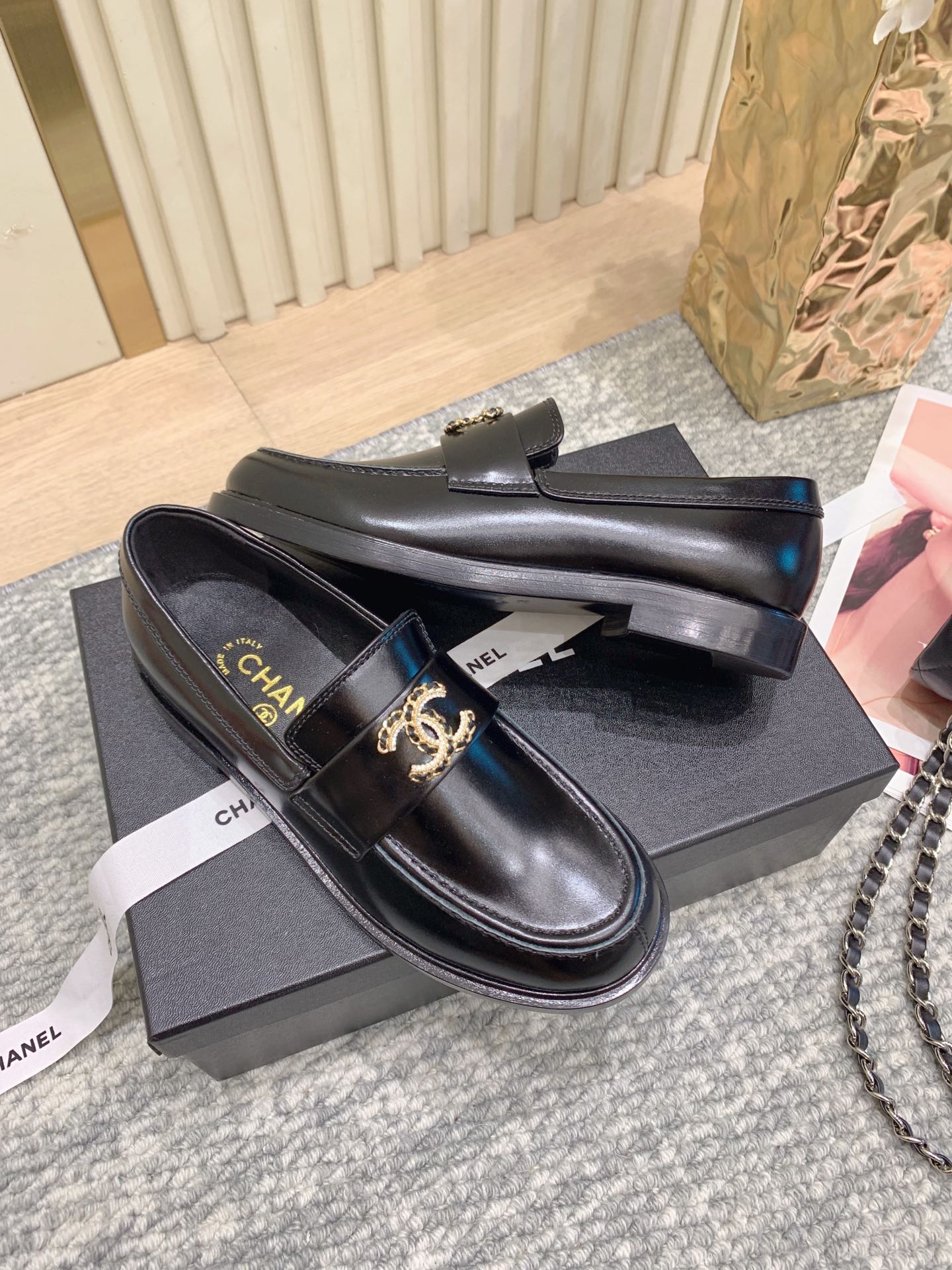 Черные женские лоферы с декоративной пряжкой Chanel