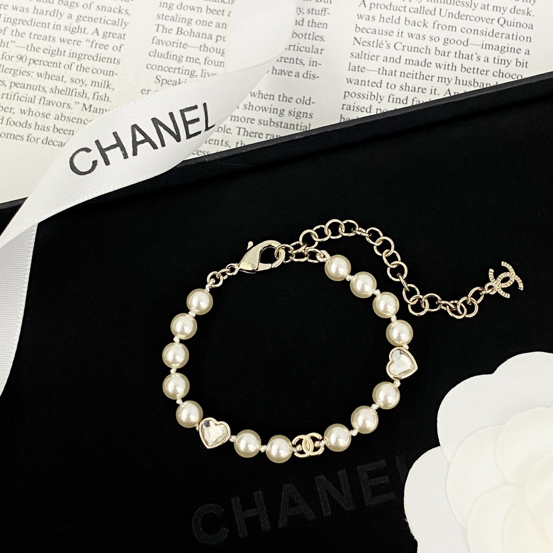 Chanel Parelarmband met Hartjes en Kristallen - Elegant en Verfijnd