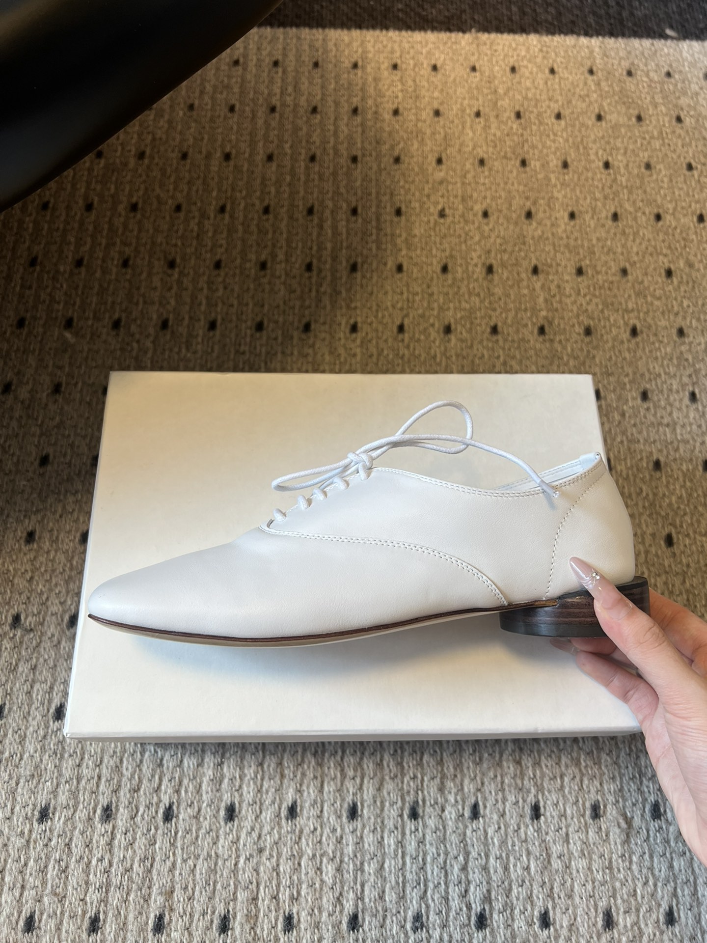 
Jacquemu* 联名 Repetto 方头鞋

专注做美鞋的小众品牌来喽！纯粹细腻的皮料，折射出流