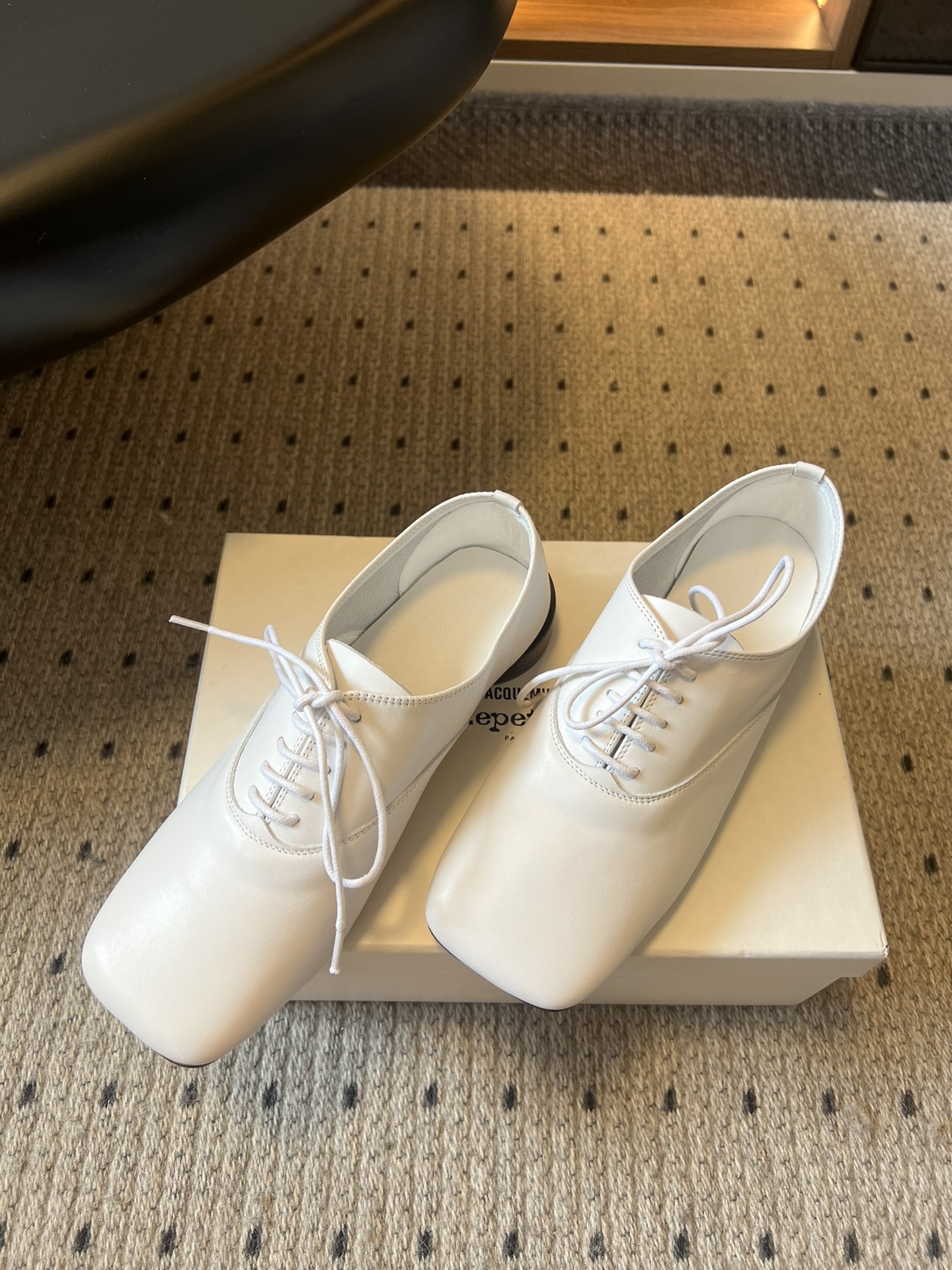 
Jacquemu* 联名 Repetto 方头鞋

专注做美鞋的小众品牌来喽！纯粹细腻的皮料，折射出流