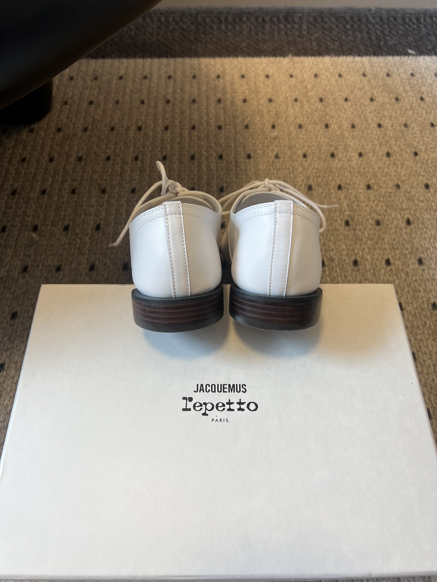 
Jacquemu* 联名 Repetto 方头鞋

专注做美鞋的小众品牌来喽！纯粹细腻的皮料，折射出流