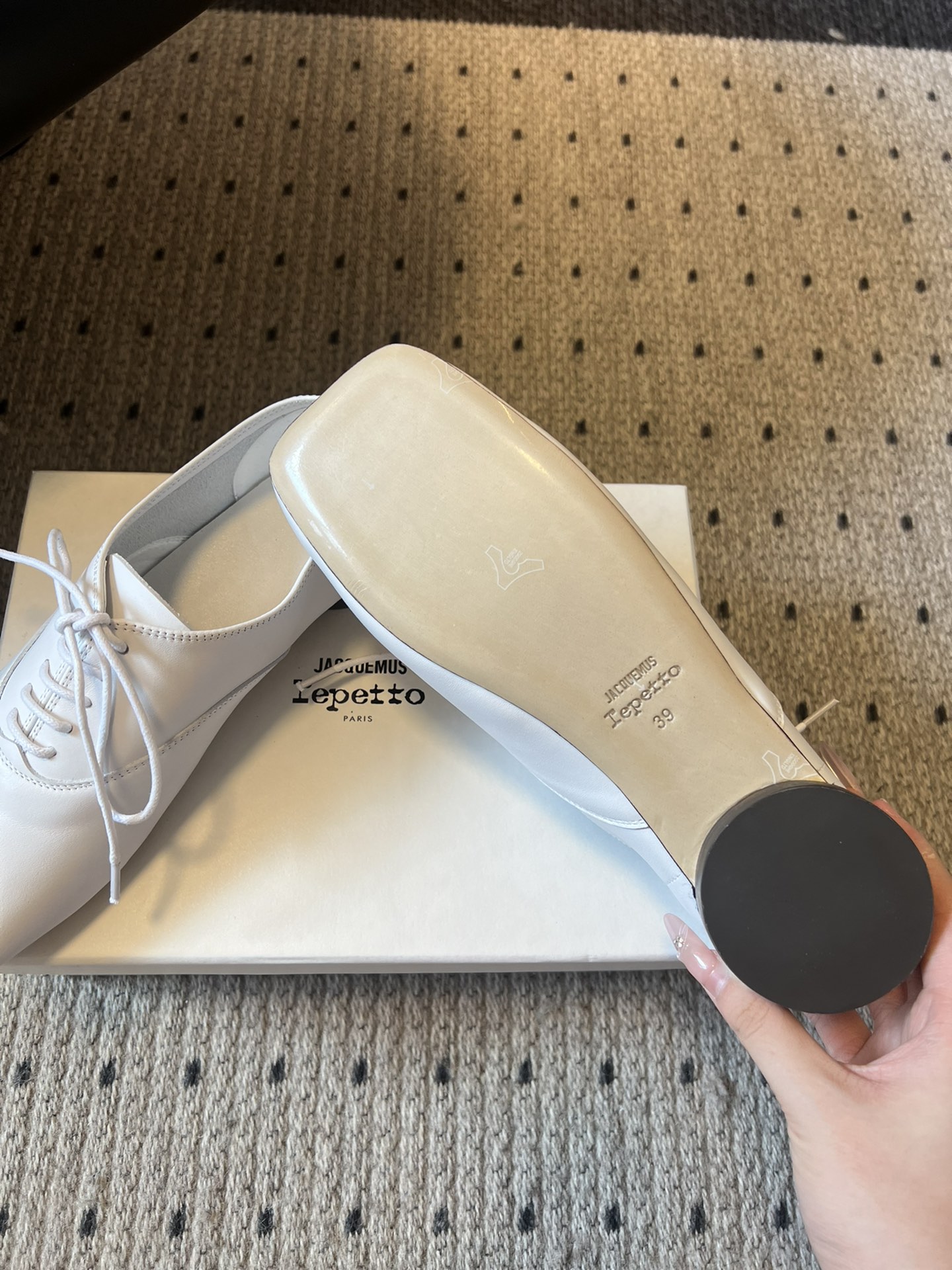 
Jacquemu* 联名 Repetto 方头鞋

专注做美鞋的小众品牌来喽！纯粹细腻的皮料，折射出流