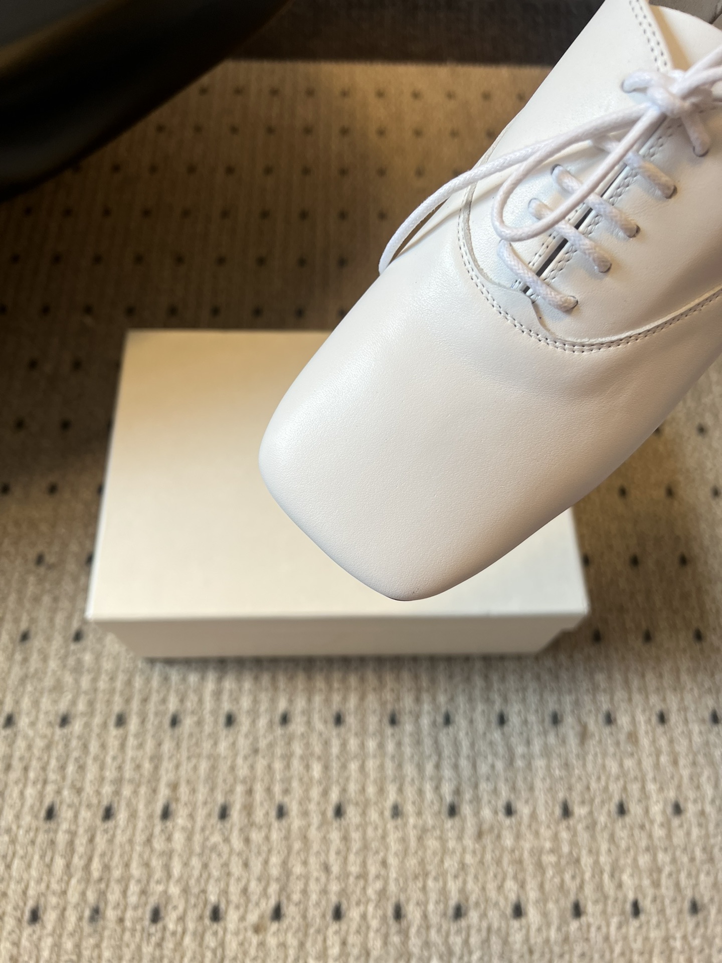 
Jacquemu* 联名 Repetto 方头鞋

专注做美鞋的小众品牌来喽！纯粹细腻的皮料，折射出流
