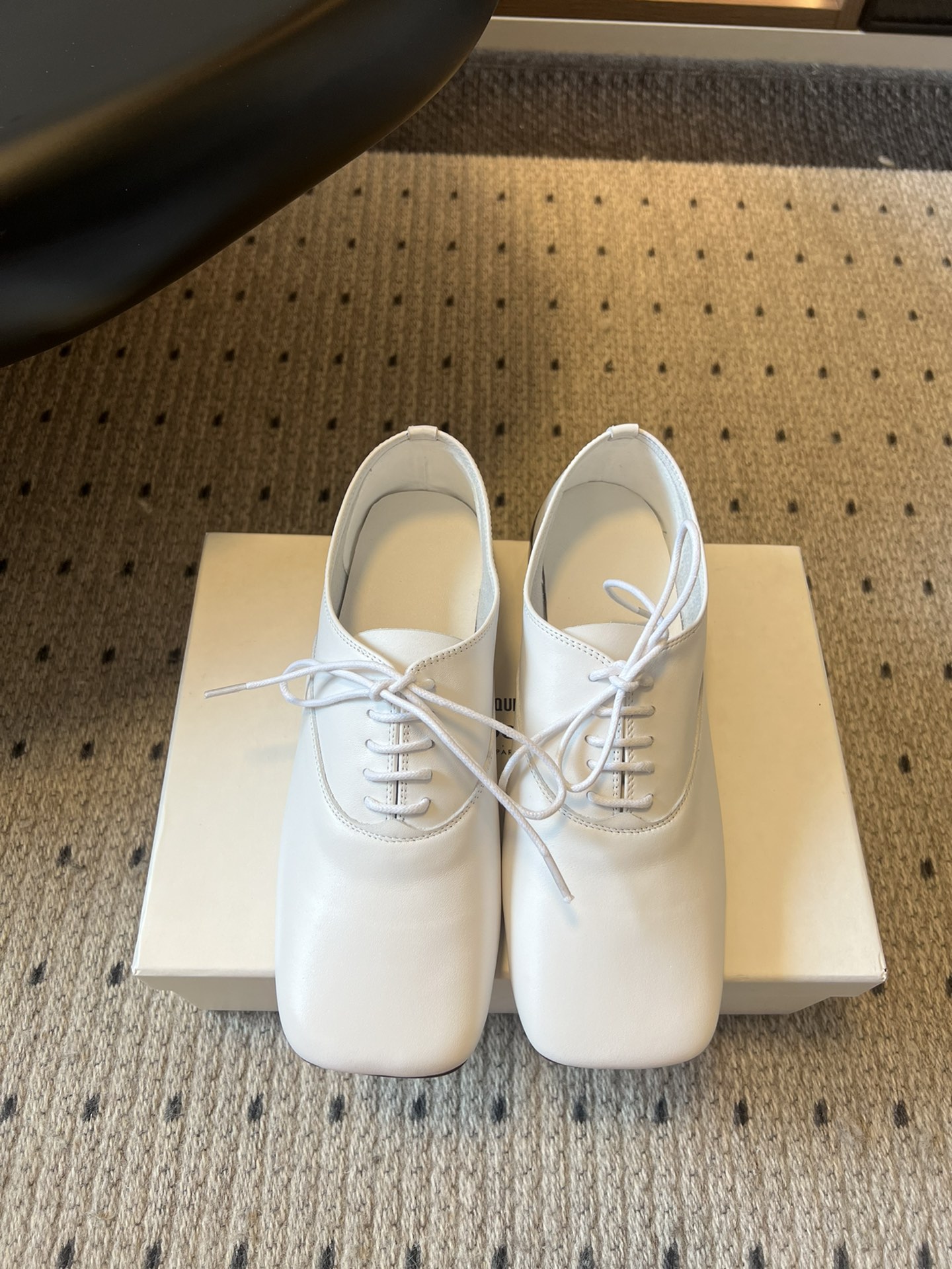 
Jacquemu* 联名 Repetto 方头鞋

专注做美鞋的小众品牌来喽！纯粹细腻的皮料，折射出流