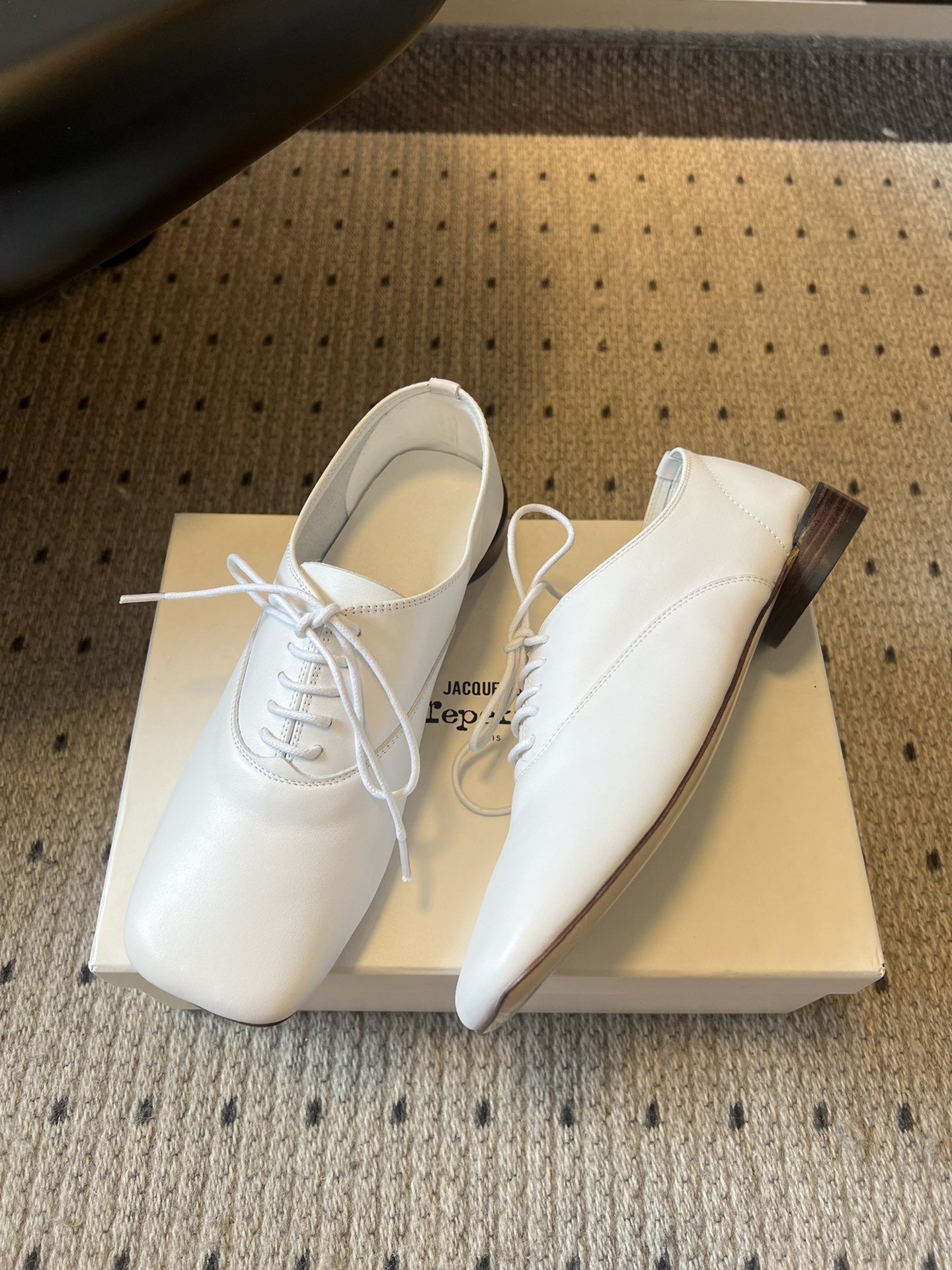 
Jacquemu* 联名 Repetto 方头鞋

专注做美鞋的小众品牌来喽！纯粹细腻的皮料，折射出流