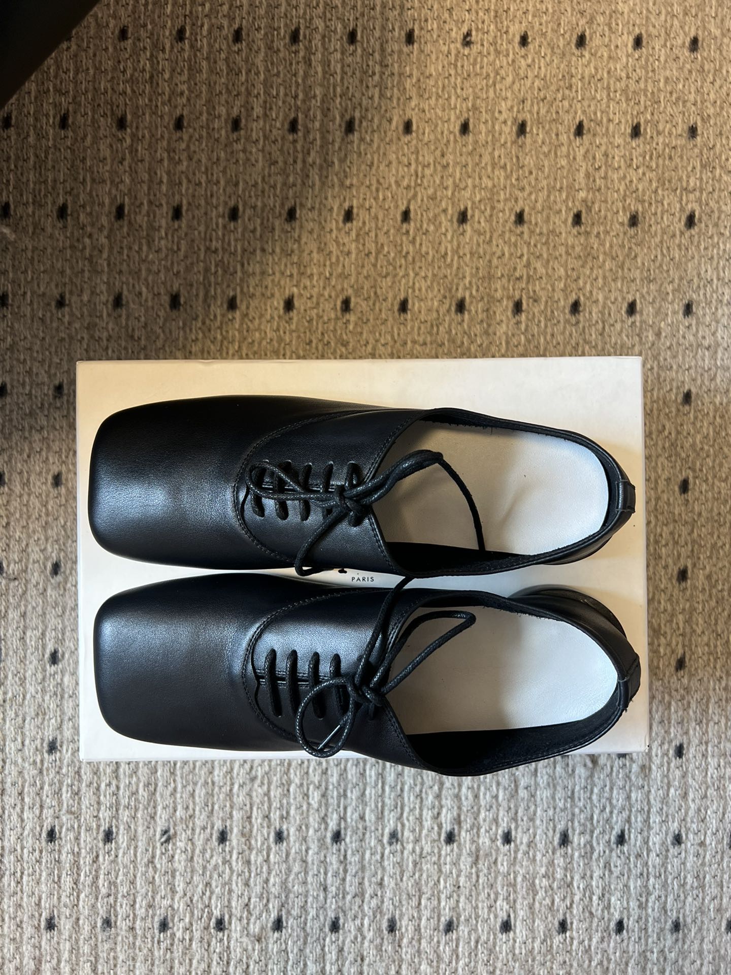 
Jacquemu* 联名 Repetto 方头鞋

专注做美鞋的小众品牌来喽！纯粹细腻的皮料，折射出流