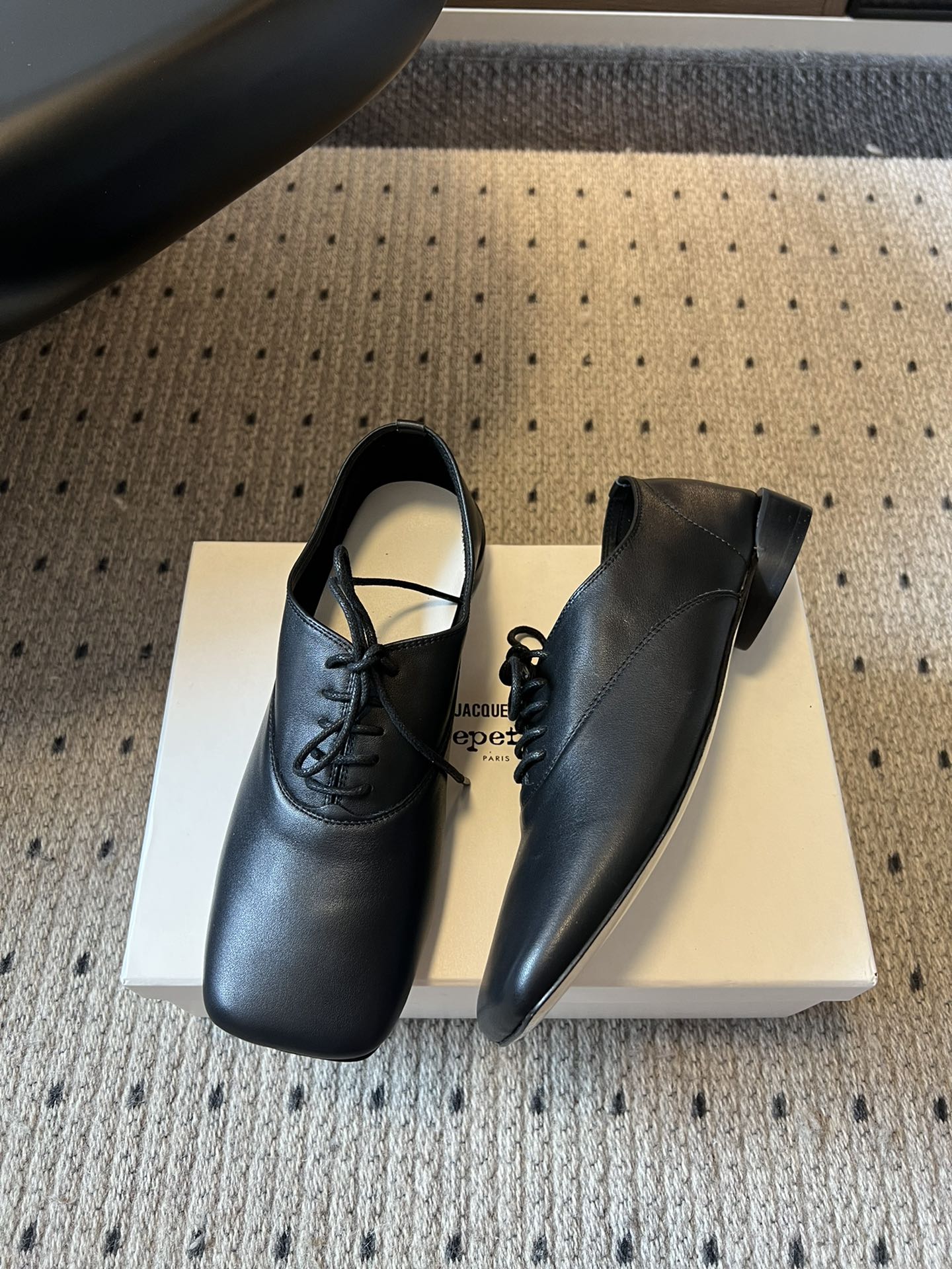 
Jacquemu* 联名 Repetto 方头鞋

专注做美鞋的小众品牌来喽！纯粹细腻的皮料，折射出流