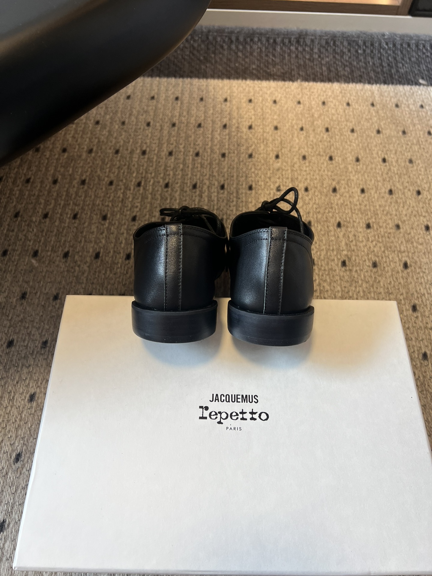 
Jacquemu* 联名 Repetto 方头鞋

专注做美鞋的小众品牌来喽！纯粹细腻的皮料，折射出流