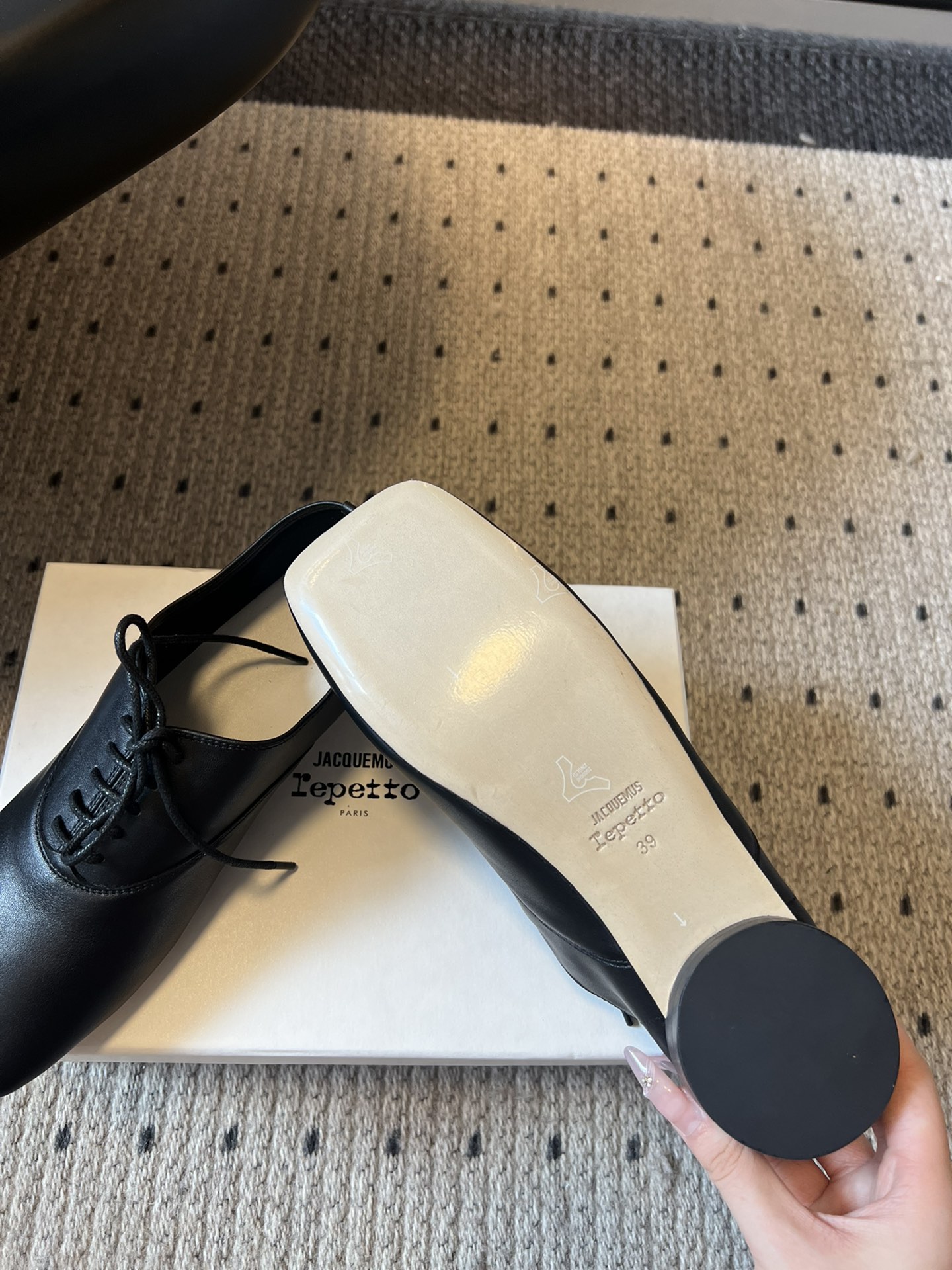 
Jacquemu* 联名 Repetto 方头鞋

专注做美鞋的小众品牌来喽！纯粹细腻的皮料，折射出流