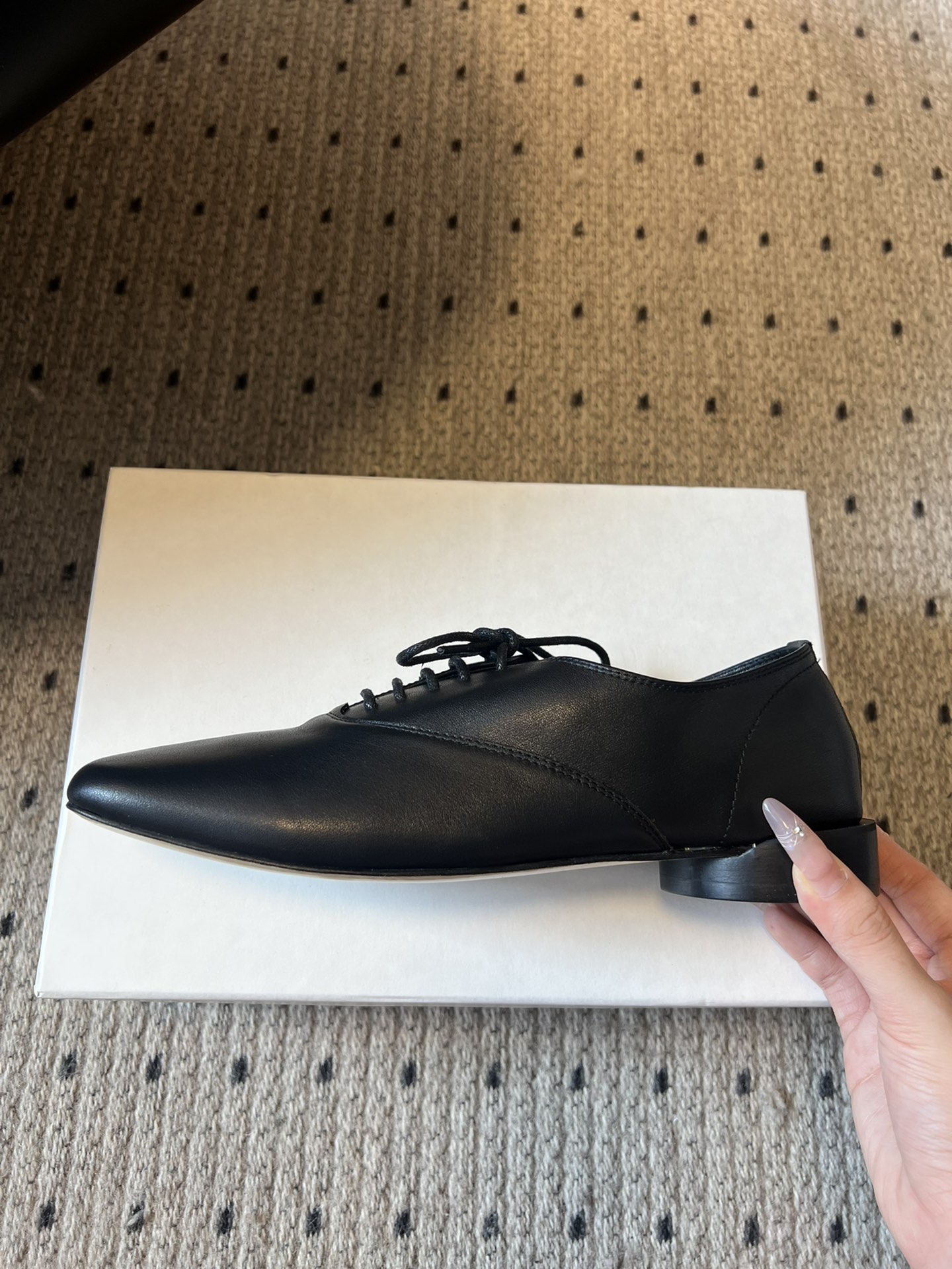 
Jacquemu* 联名 Repetto 方头鞋

专注做美鞋的小众品牌来喽！纯粹细腻的皮料，折射出流
