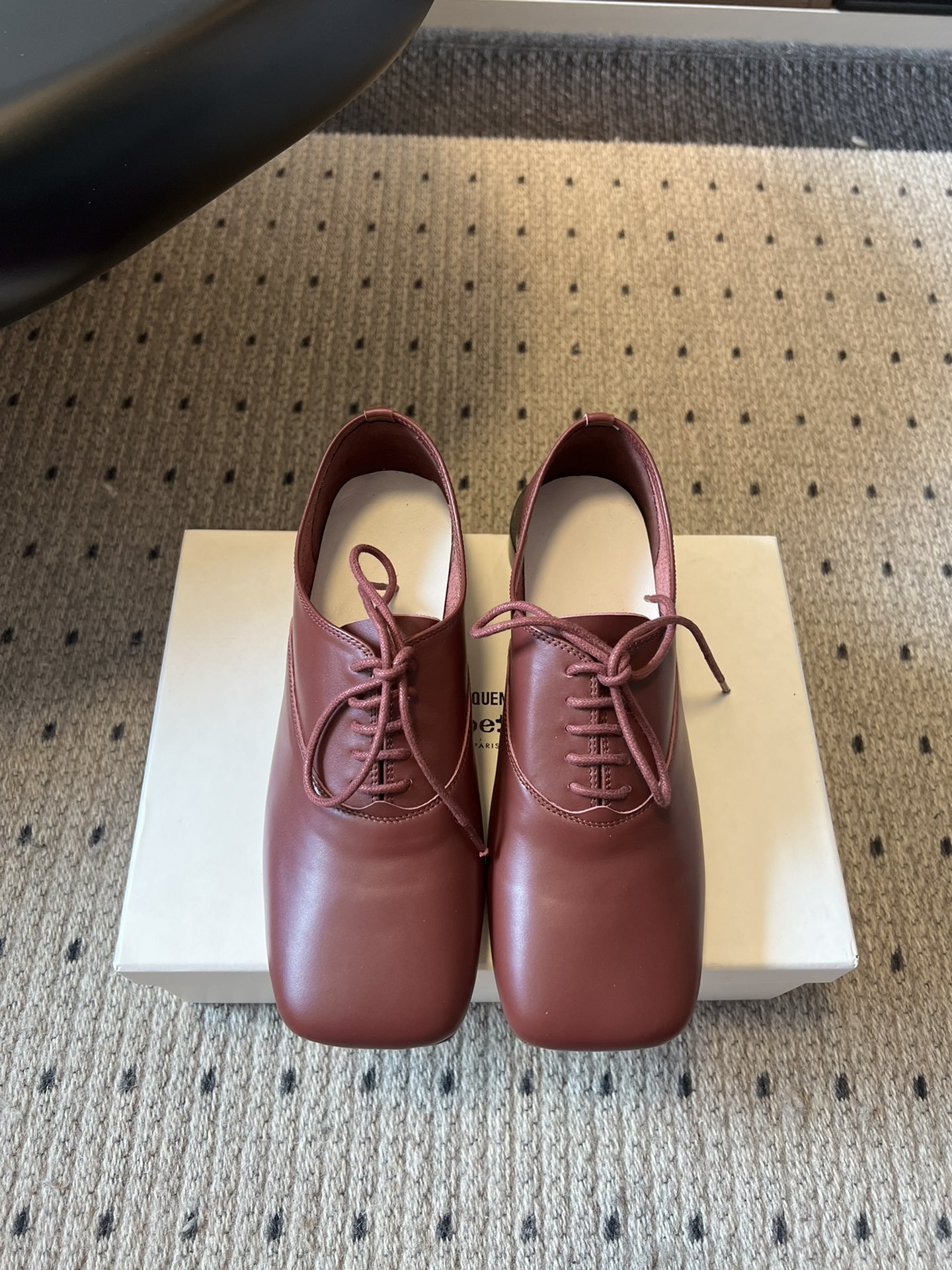 
Jacquemu* 联名 Repetto 方头鞋

专注做美鞋的小众品牌来喽！纯粹细腻的皮料，折射出流