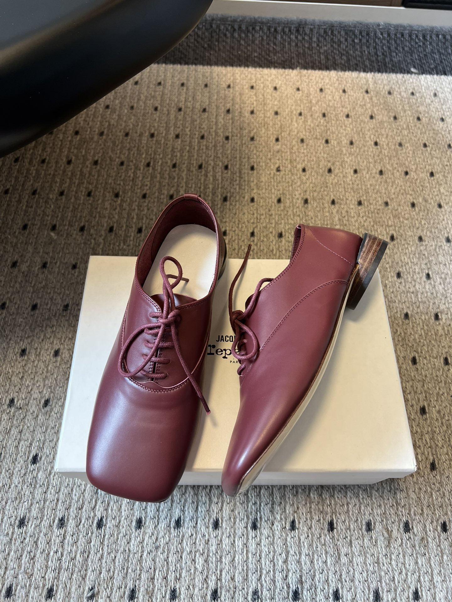 
Jacquemu* 联名 Repetto 方头鞋

专注做美鞋的小众品牌来喽！纯粹细腻的皮料，折射出流