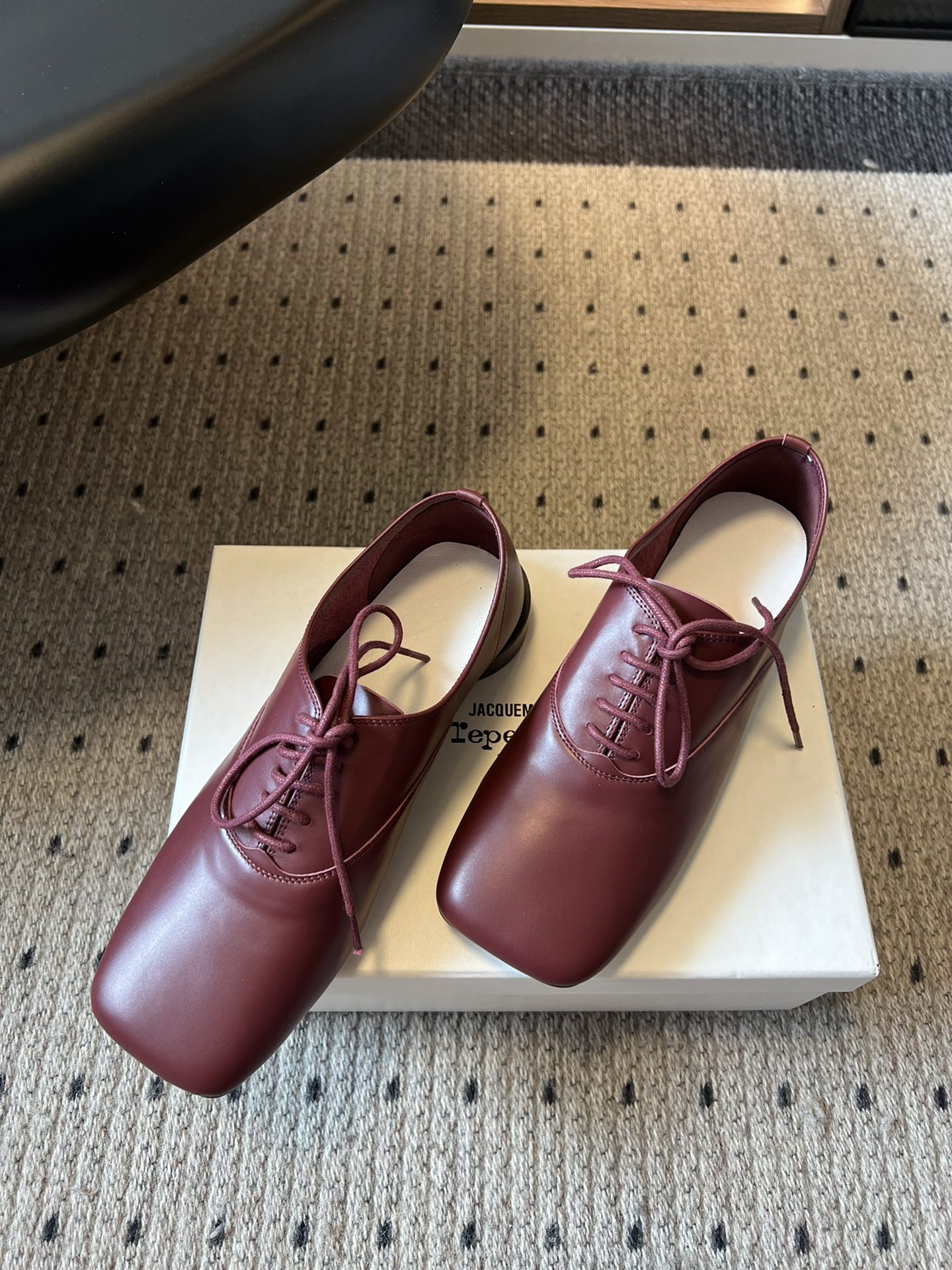 
Jacquemu* 联名 Repetto 方头鞋

专注做美鞋的小众品牌来喽！纯粹细腻的皮料，折射出流