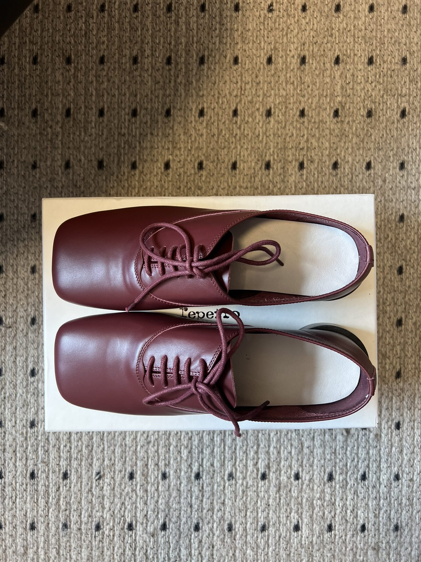 
Jacquemu* 联名 Repetto 方头鞋

专注做美鞋的小众品牌来喽！纯粹细腻的皮料，折射出流