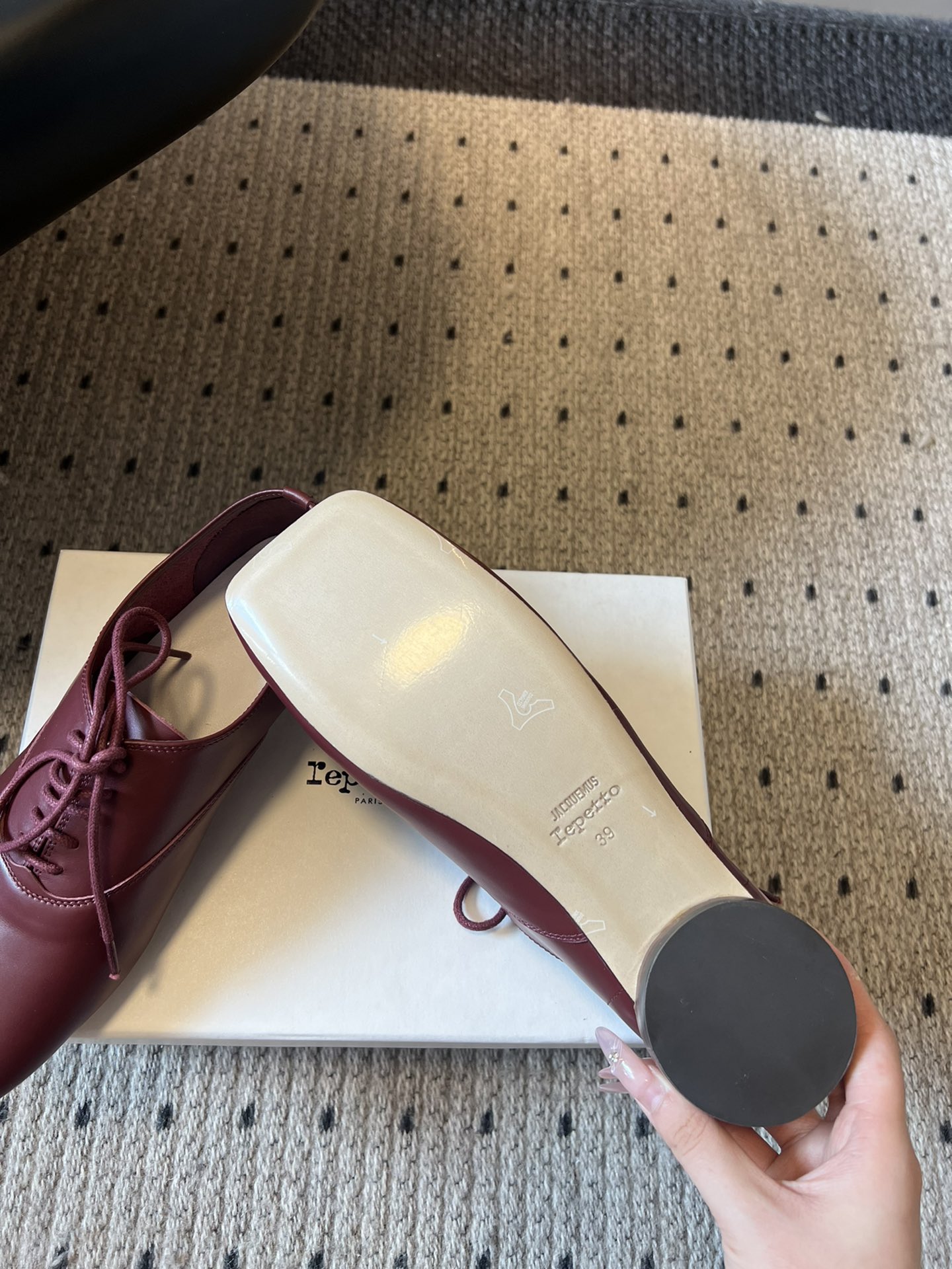 
Jacquemu* 联名 Repetto 方头鞋

专注做美鞋的小众品牌来喽！纯粹细腻的皮料，折射出流