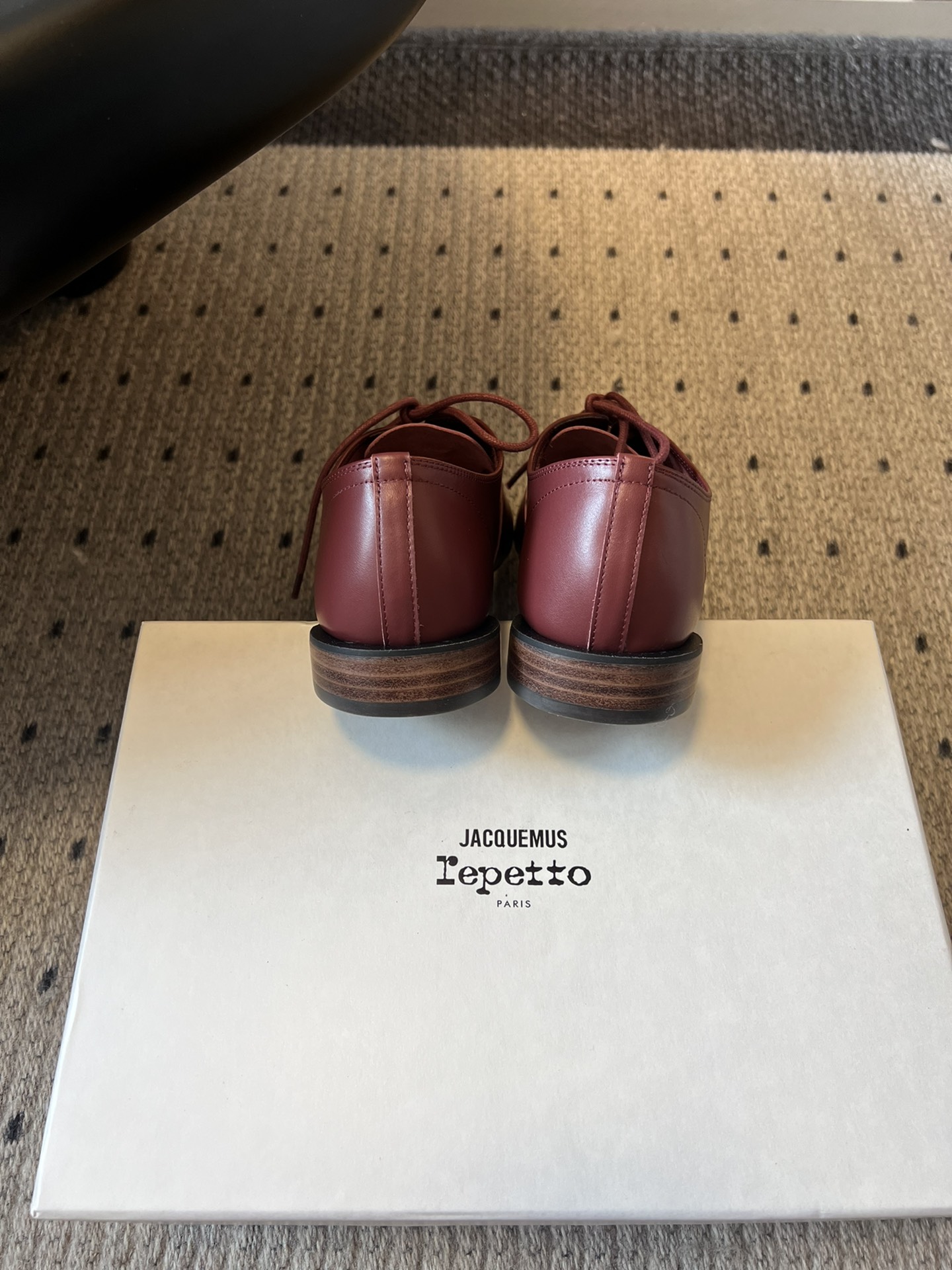 
Jacquemu* 联名 Repetto 方头鞋

专注做美鞋的小众品牌来喽！纯粹细腻的皮料，折射出流