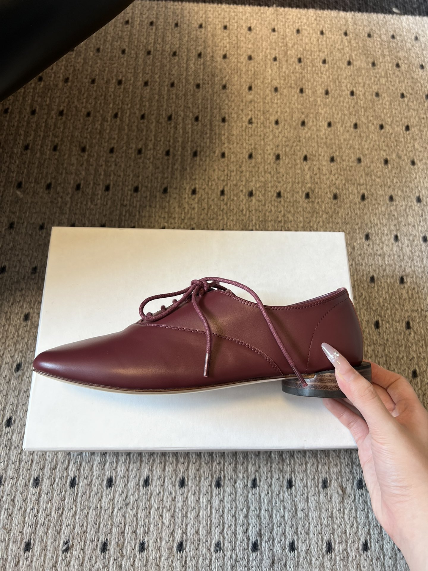 
Jacquemu* 联名 Repetto 方头鞋

专注做美鞋的小众品牌来喽！纯粹细腻的皮料，折射出流