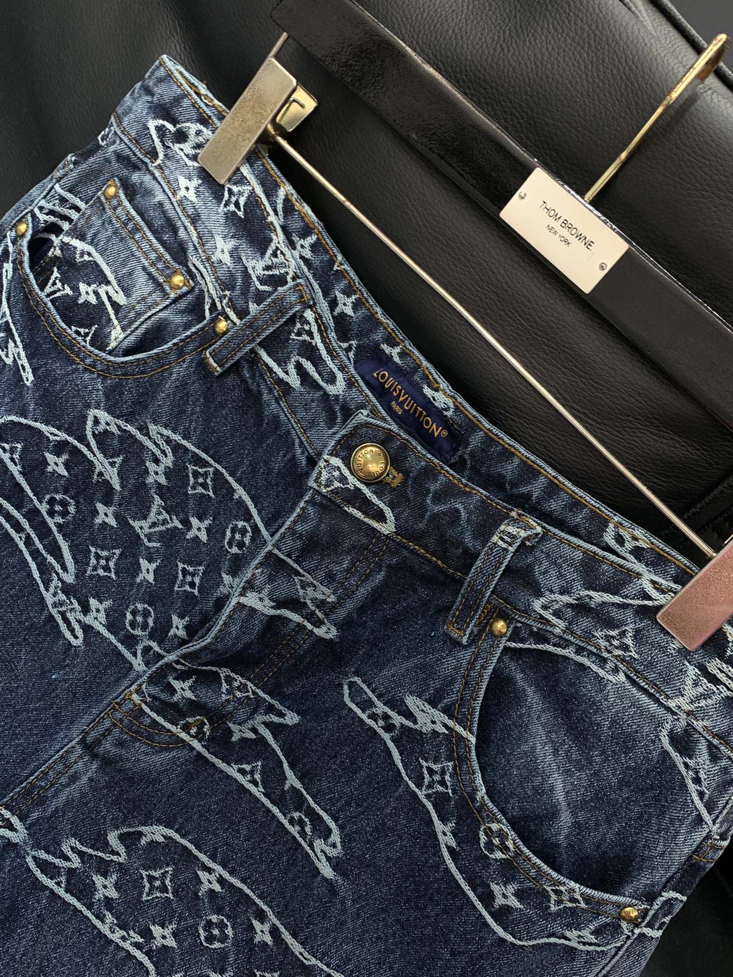 ，LouisVuitton 路易威登，2025秋季最新款，专柜同步有售，原单狠货，时尚休闲牛仔裤，上身很