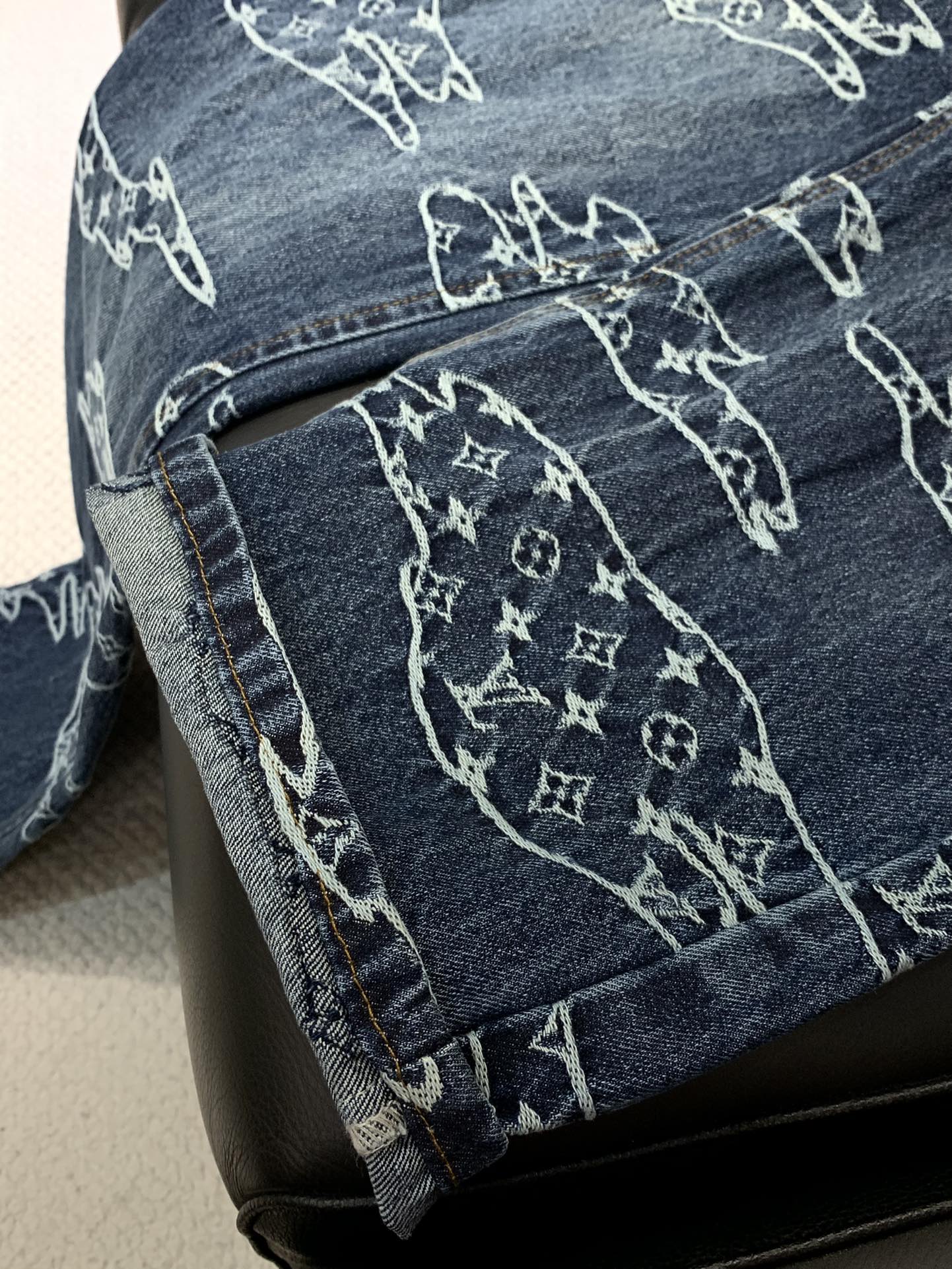 ，LouisVuitton 路易威登，2025秋季最新款，专柜同步有售，原单狠货，时尚休闲牛仔裤，上身很