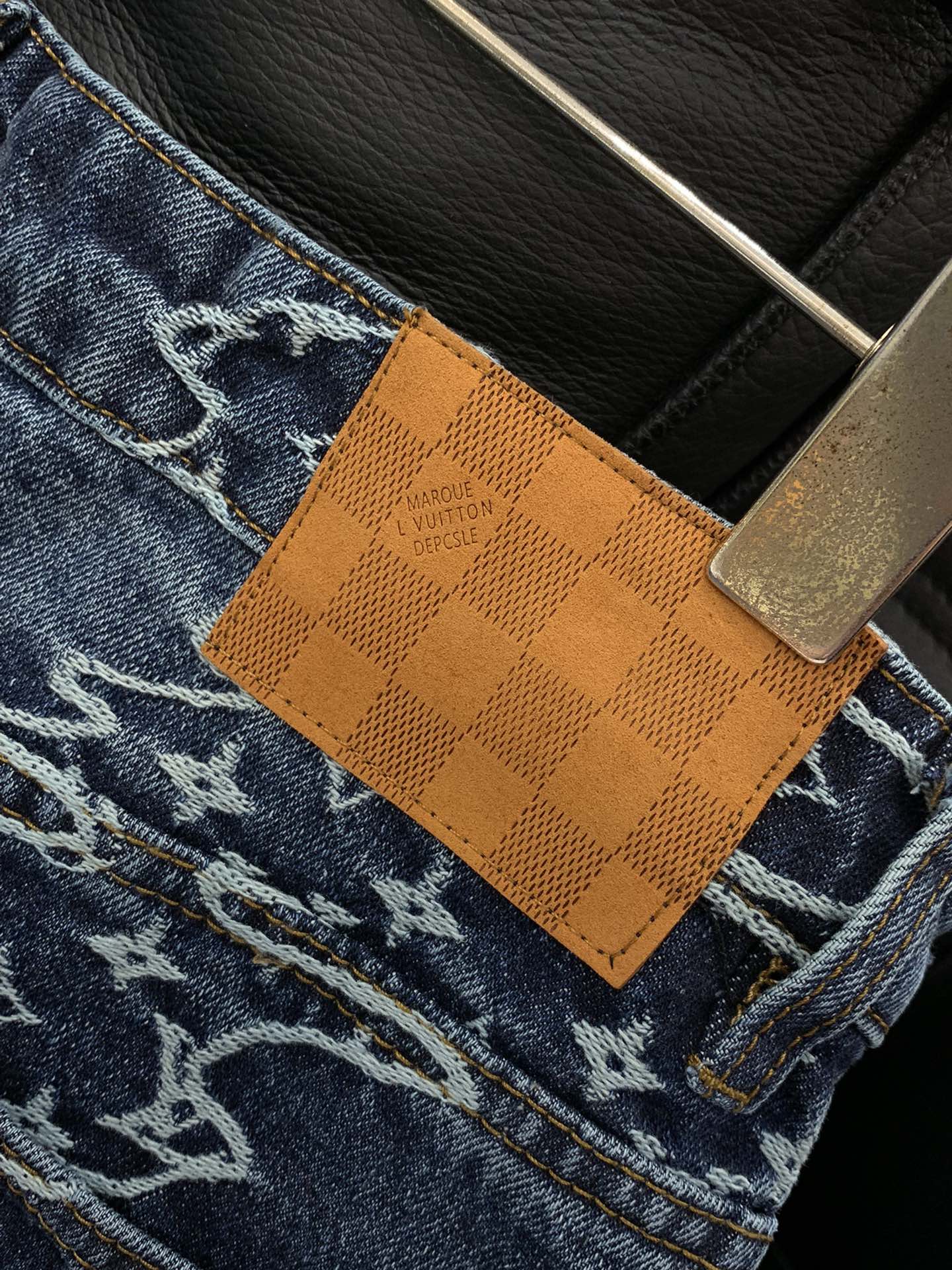 ，LouisVuitton 路易威登，2025秋季最新款，专柜同步有售，原单狠货，时尚休闲牛仔裤，上身很