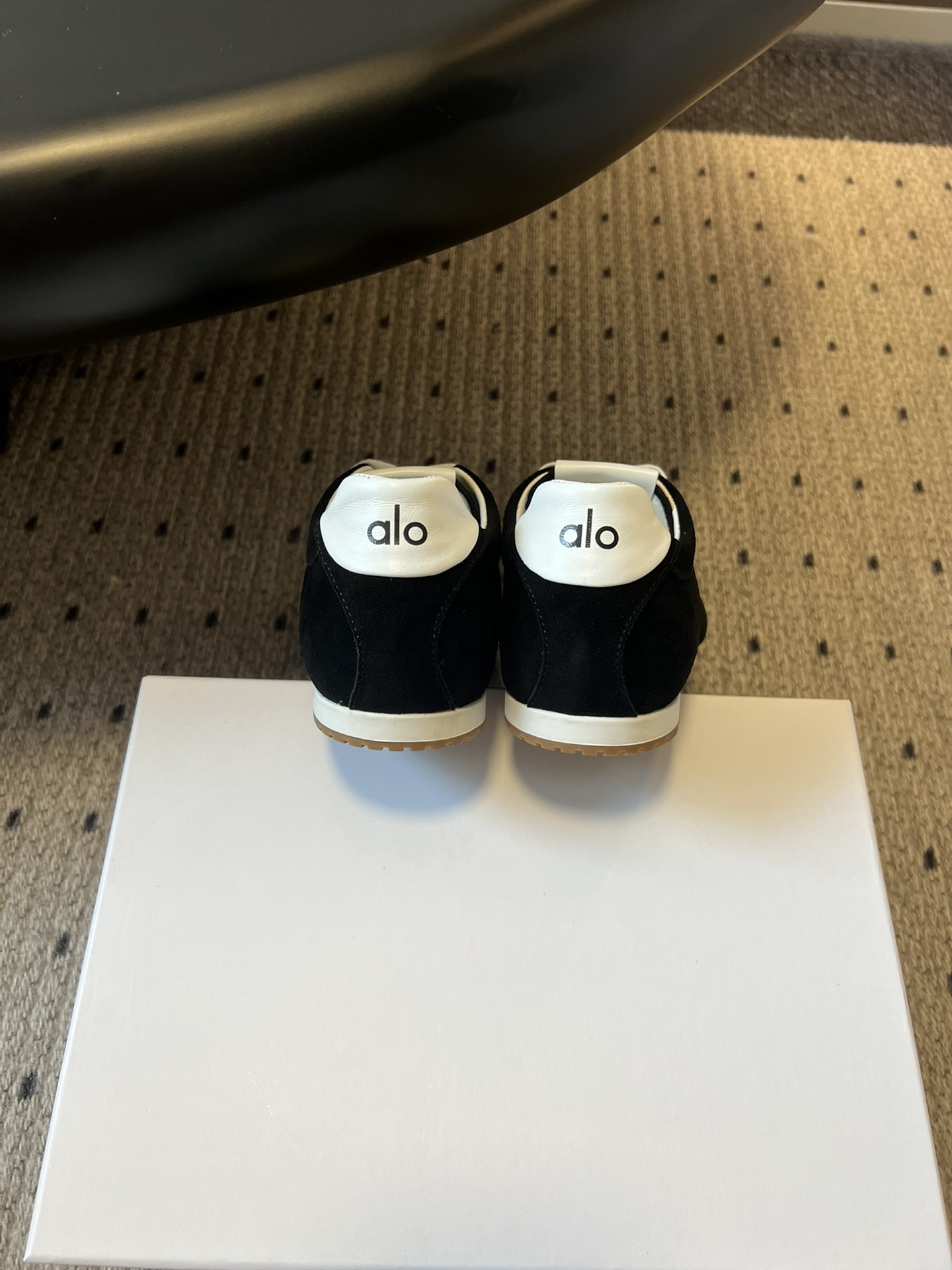 
al* 25ss新款 德训鞋舒适休闲款
alo比耐克更懂女生！上脚超级百搭！而且超级舒适！是薄底款上脚
