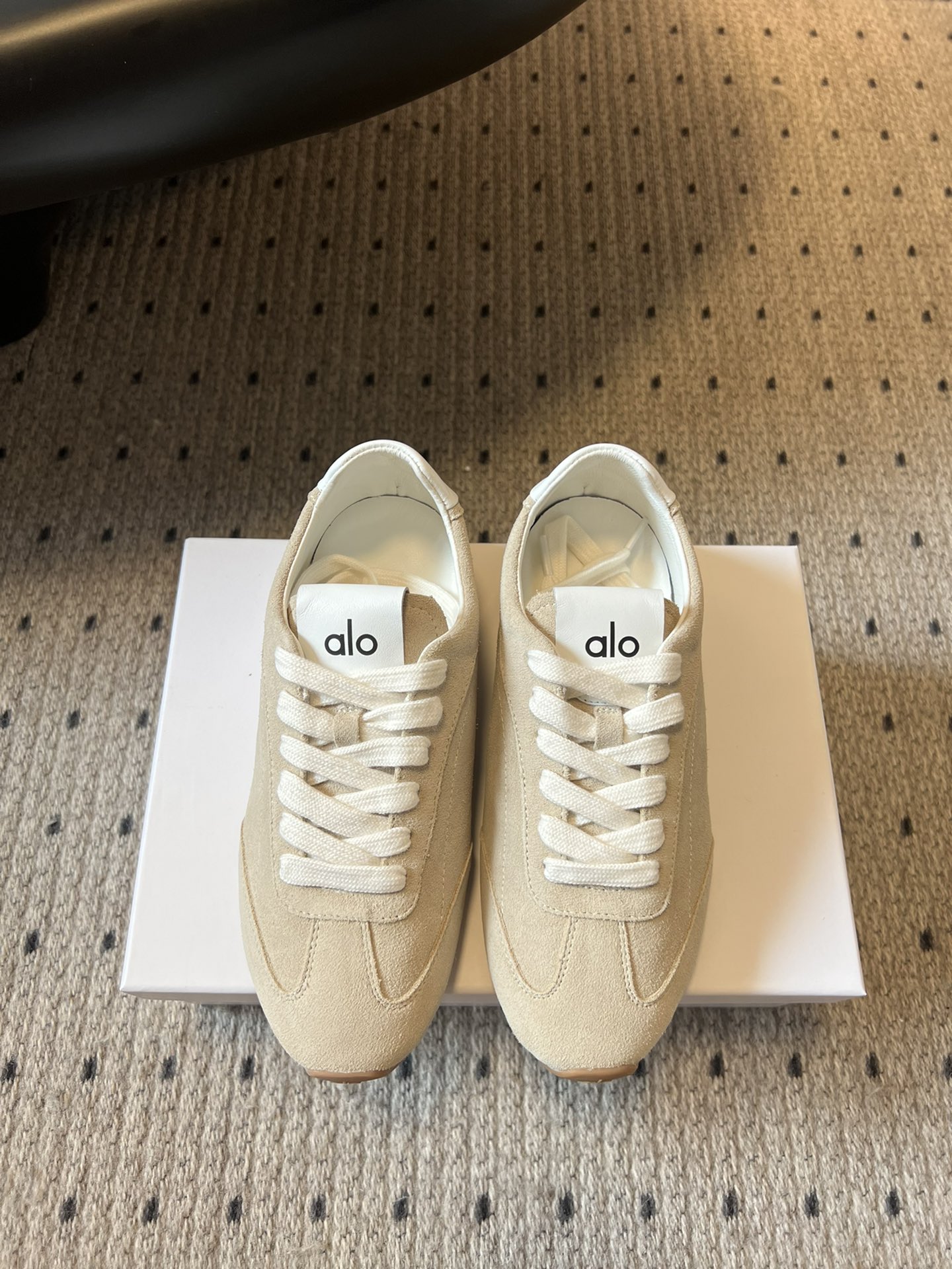 
al* 25ss新款 德训鞋舒适休闲款

alo比耐克更懂女生！上脚超级百搭！而且超级舒适！是薄底款上