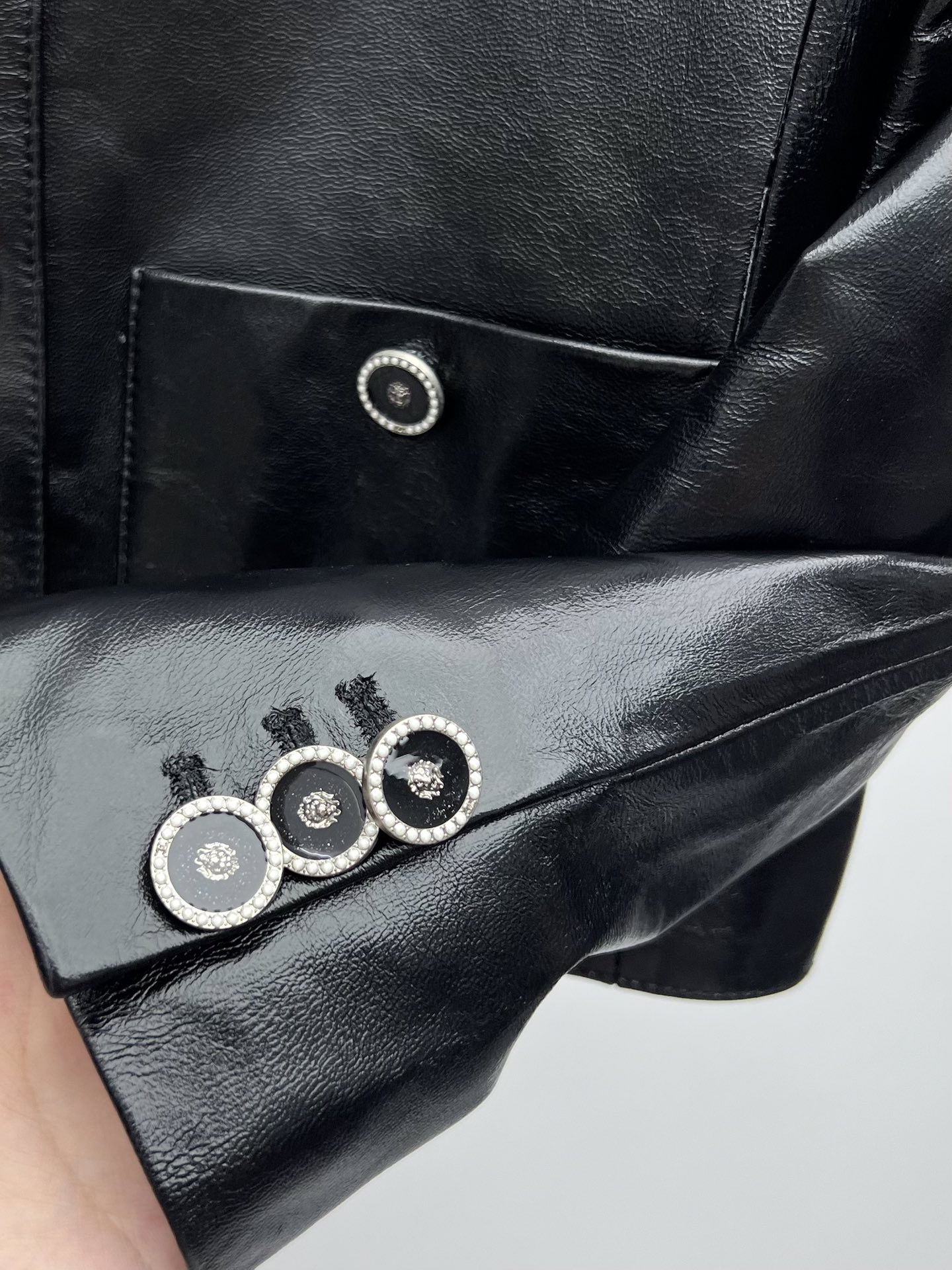 “Silky Sheep-Skin Women’s Suit with Customizable Details Review” - 图片 4