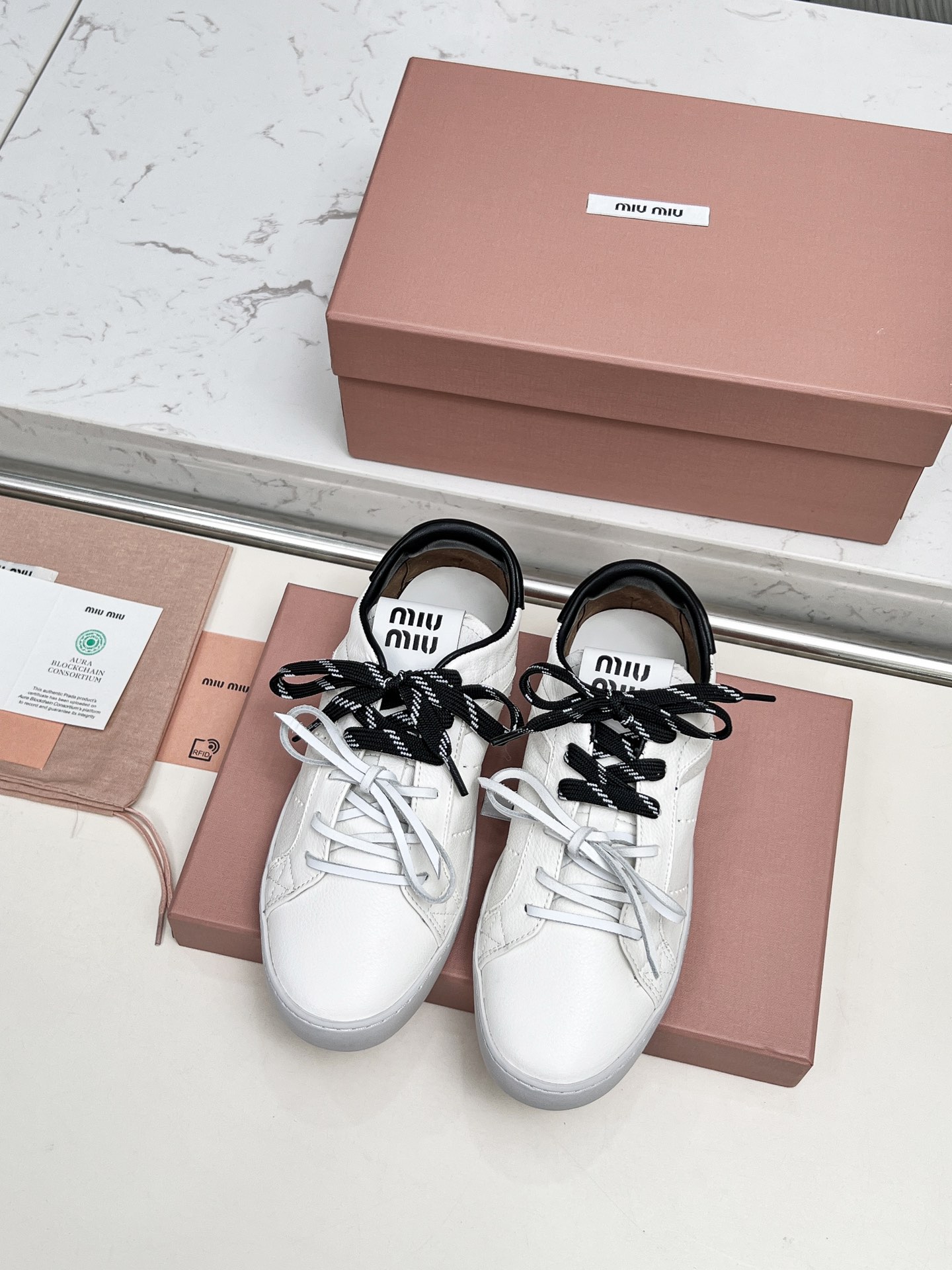 NO:614866,miumiu Miu Miu's latest retro-style sneakers are popular sneakers. A must-have ~ old fashion, simple and high-end. Very comfortable to wear with any combination. Must-have model of the year. The latest catwalk sneakers are popular among domestic and foreign bloggers. Xiaohongshu Zhongcao series are retro and fashionable. They are beautiful on the feet. The simple sports sneaker design and highly recognizable tongue create a sweet casual style of Buddhism~~ It is full of footwear and can be matched casually. Mainstream double shoelace design  Mainly focusing on fashion, using imported cowhide, original molded outsole, size 35-40 (41 customized, non-refundable), casual shoes/sports shoes, miumiu, sneakers, cowhide19860909miumiu缪缪 最新款复古风运动鞋颜值担当火爆款运动鞋 不得不入的一款～做旧时尚,简约高级 随意搭配上脚非常舒适,年度必入款 最新走秀款运动鞋国内外博主刷爆的一款 小红书种草系列 复古又时髦上脚美炸了简约的运动板鞋设计,极具辨识度的鞋舌,打造佛系甜美的休闲风~~上脚气场十足随意搭配 主流双鞋带设计 主打一个时尚 选用进口牛皮 原版开模大底 码数35-40（41定做不退换）,休闲鞋/运动鞋,miumiu,sneakers,cowhide,Women's Shoes