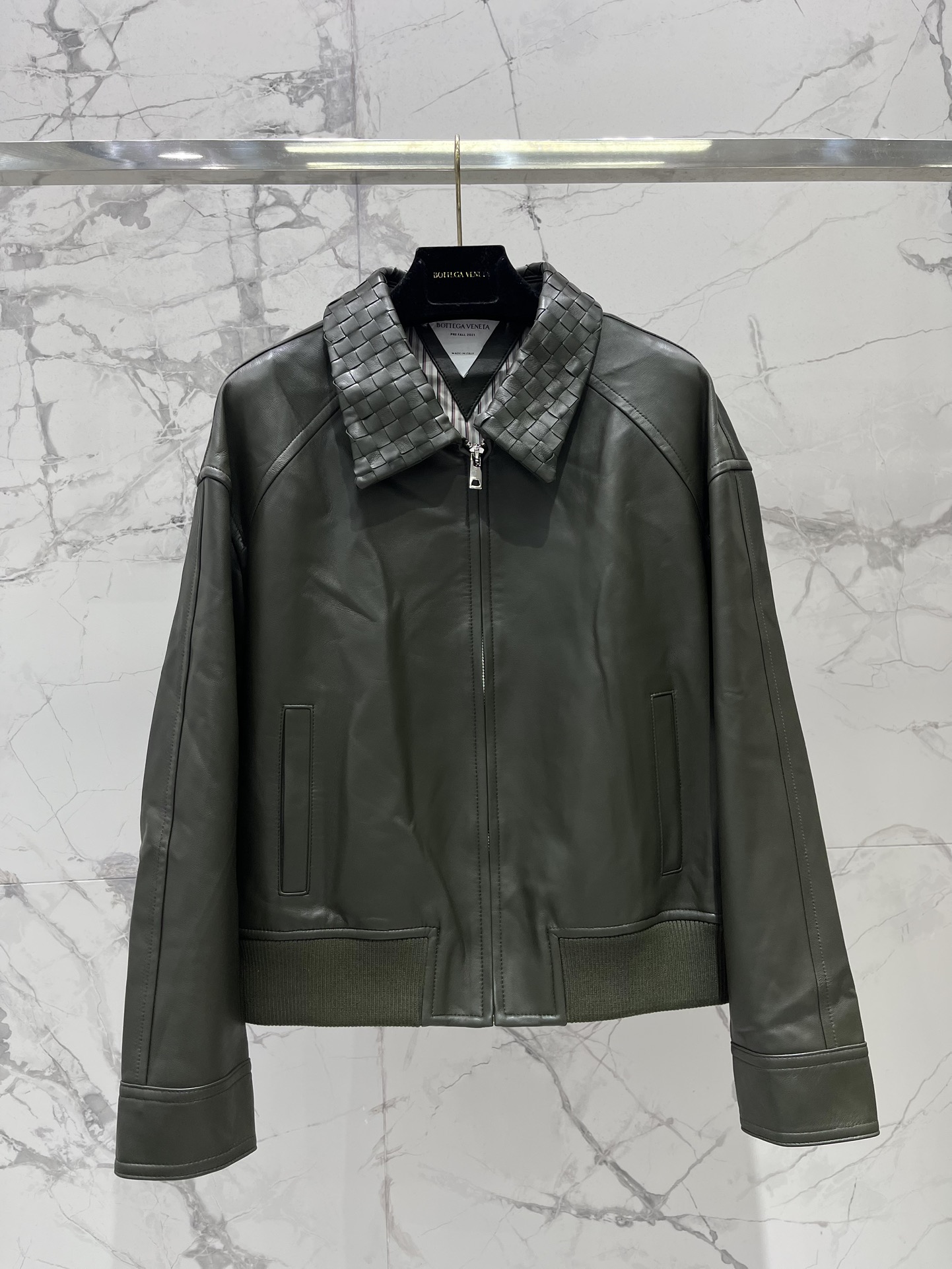 NO:923869,*bv home show style soft lambskin leather jacket with woven lapels. The texture of the leather jacket is amazing!  The lambskin is soft and feels like rua clouds, delicate and smooth, and the texture is straight forward!  The braided lapel design is so ingenious, adding a super multi-layered feel to the whole. It turns heads every time you walk on the street. It is a perfect example of a trendy fashionista!  The shape is superb, slim and slim, and you will instantly feel 2.8 meters tall when you put it on!  Whether you wear it with jeans for a casual style or with a dress for an elegant style, you can easily hold it and go out beautifully in various occasions. BV's show style has a direct sense of design and will never be out of style when you go out. It is unique and eye-catching, allowing you to easily become the focus of the crowd. Code number SML, Bottega Veneta-clothing, bottega veneta, bottega veneta, skirts, jeans, leather jacket, sheepskin,19860909*bv家秀款 编织翻领柔软小羊皮皮衣 皮衣的质感征服啦！小羊皮软乎乎的,摸起来就像在rua云朵一样,细腻又光滑,质感直接拉满！ 编织翻领设计太有巧思啦,给整体增添了超多层次感,走在路上回头率爆表,完全就是时尚弄潮儿本儿！ 版型超绝,修身又显瘦,穿上瞬间气场两米八！不管是搭配牛仔裤走休闲风,还是配连衣裙走优雅风,都能轻松hold住,各种场合都能美美出街. bv家的秀款,设计感直接拉满,出门绝对不会撞款,独特又吸睛,让你轻松成为人群中的焦点 码数SML,葆蝶家-服装,bottega veneta,bottega veneta,skirts,jeans,leather jacket,sheepskin,,Women's clothing