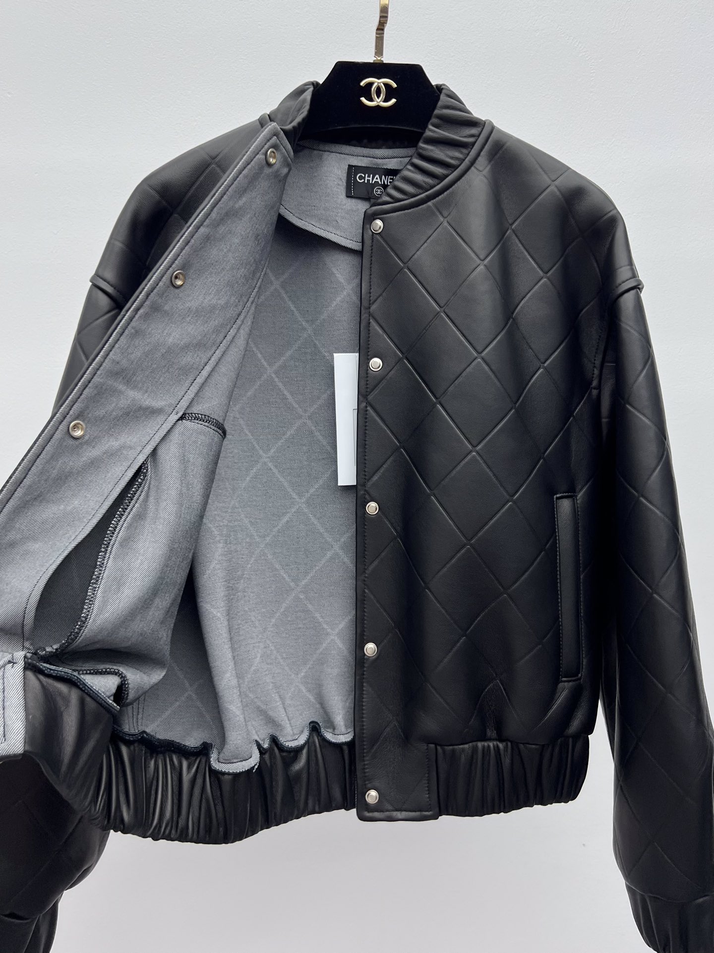 “Chane Zinger Single-Rate Sheep Hide Baseball Jacket with Custom Logo Buttons” - 图片 5