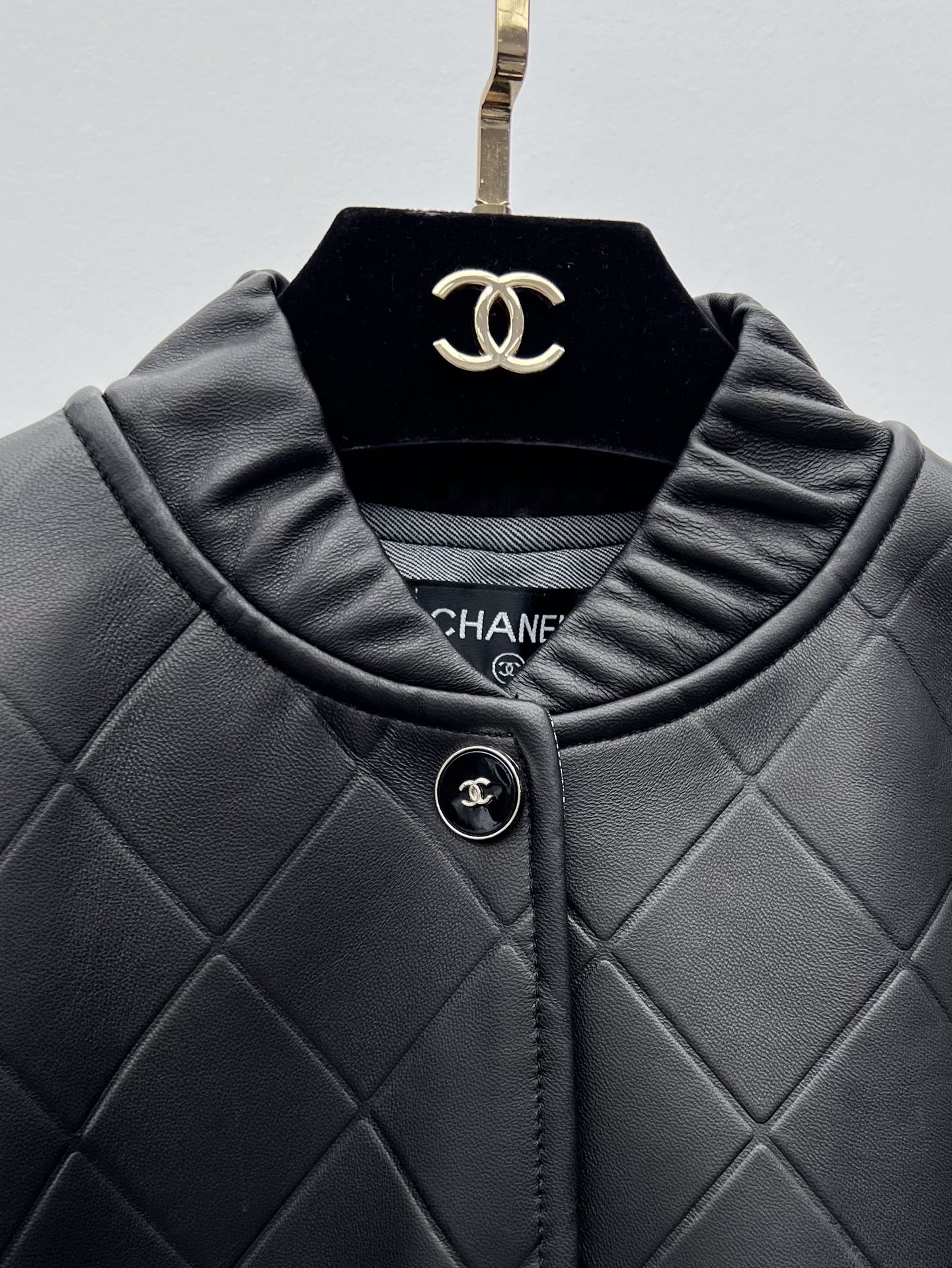 “Chane Zinger Single-Rate Sheep Hide Baseball Jacket with Custom Logo Buttons” - 图片 2