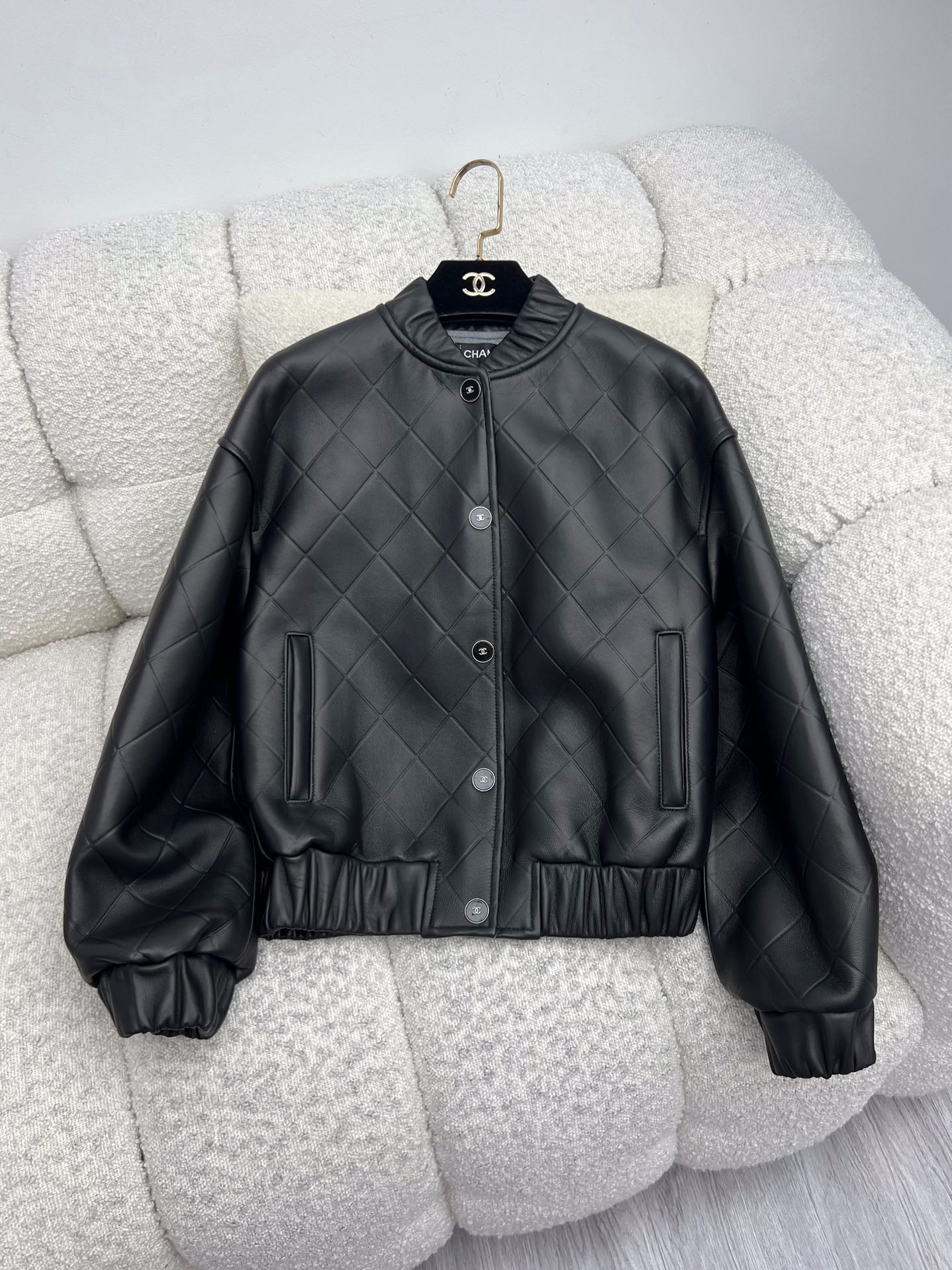 “Chane Zinger Single-Rate Sheep Hide Baseball Jacket with Custom Logo Buttons” - 图片 8