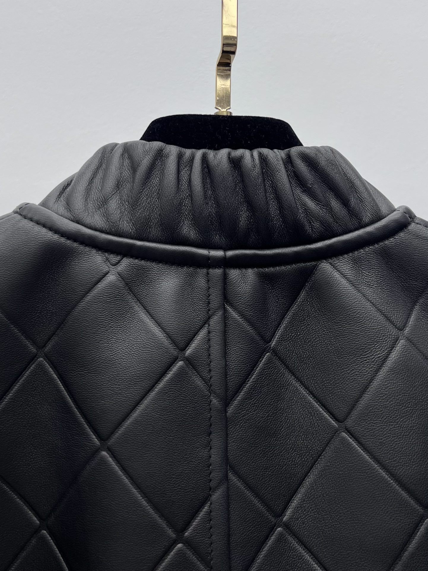 “Chane Zinger Single-Rate Sheep Hide Baseball Jacket with Custom Logo Buttons” - 图片 7