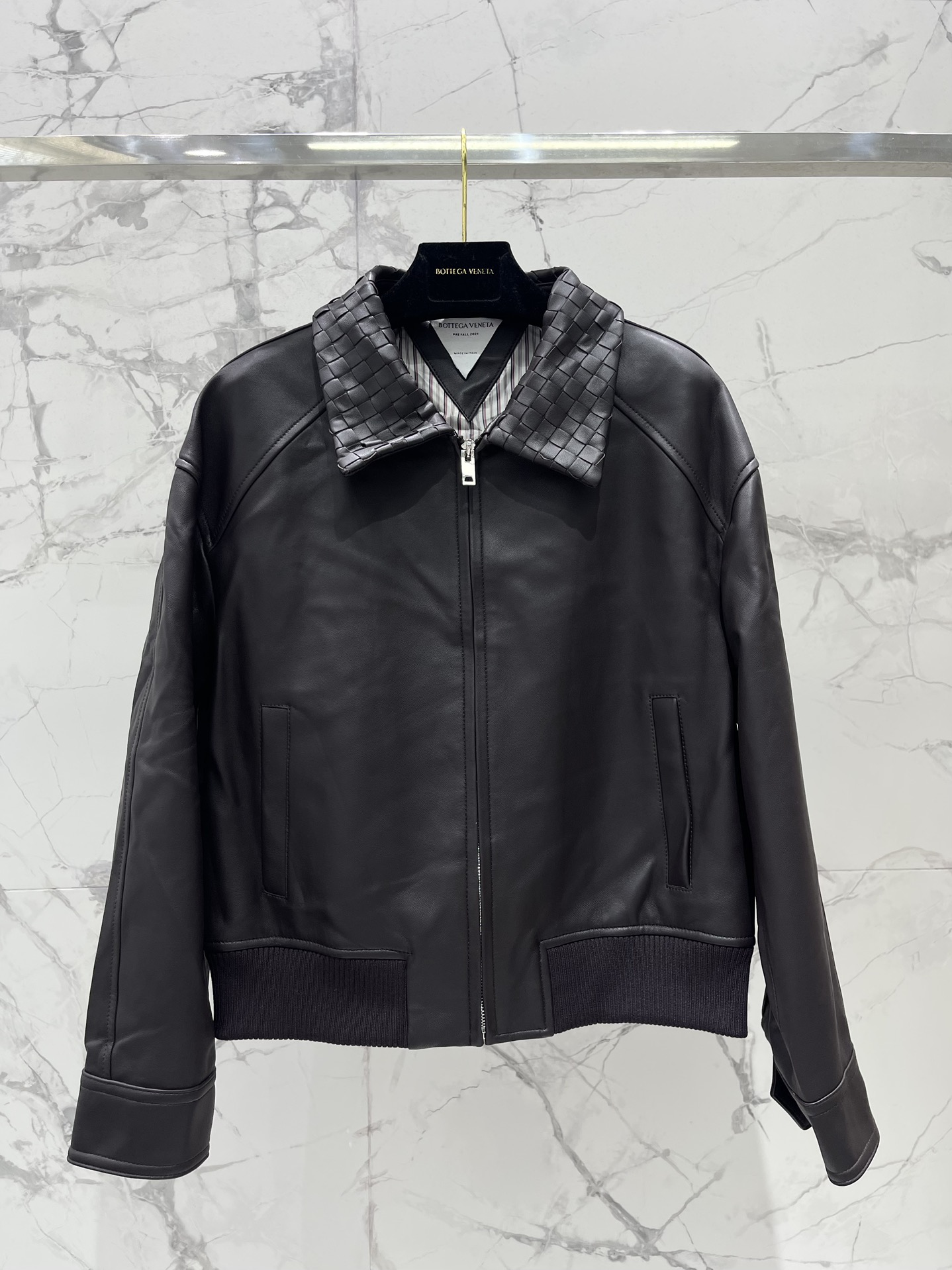 NO:891781,*bv home show style soft lambskin leather jacket with woven lapels. The texture of the leather jacket is amazing!  The lambskin is soft and feels like rua clouds, delicate and smooth, and the texture is straight forward!  The braided lapel design is so ingenious, adding a super multi-layered feel to the whole. It turns heads every time you walk on the street. It is a perfect example of a trendy fashionista!  The shape is superb, slim and slim, and you will instantly feel 2.8 meters tall when you put it on!  Whether you wear it with jeans for a casual style or with a dress for an elegant style, you can easily hold it and go out beautifully in various occasions. BV's show style has a direct sense of design and will never be out of style when you go out. It is unique and eye-catching, allowing you to easily become the focus of the crowd. Code number SML, Bottega Veneta-clothing, bottega veneta, bottega veneta, skirts, jeans, leather jacket, sheepskin,19860909*bv家秀款 编织翻领柔软小羊皮皮衣 皮衣的质感征服啦！小羊皮软乎乎的,摸起来就像在rua云朵一样,细腻又光滑,质感直接拉满！ 编织翻领设计太有巧思啦,给整体增添了超多层次感,走在路上回头率爆表,完全就是时尚弄潮儿本儿！ 版型超绝,修身又显瘦,穿上瞬间气场两米八！不管是搭配牛仔裤走休闲风,还是配连衣裙走优雅风,都能轻松hold住,各种场合都能美美出街. bv家的秀款,设计感直接拉满,出门绝对不会撞款,独特又吸睛,让你轻松成为人群中的焦点 码数SML,葆蝶家-服装,bottega veneta,bottega veneta,skirts,jeans,leather jacket,sheepskin,,Women's clothing