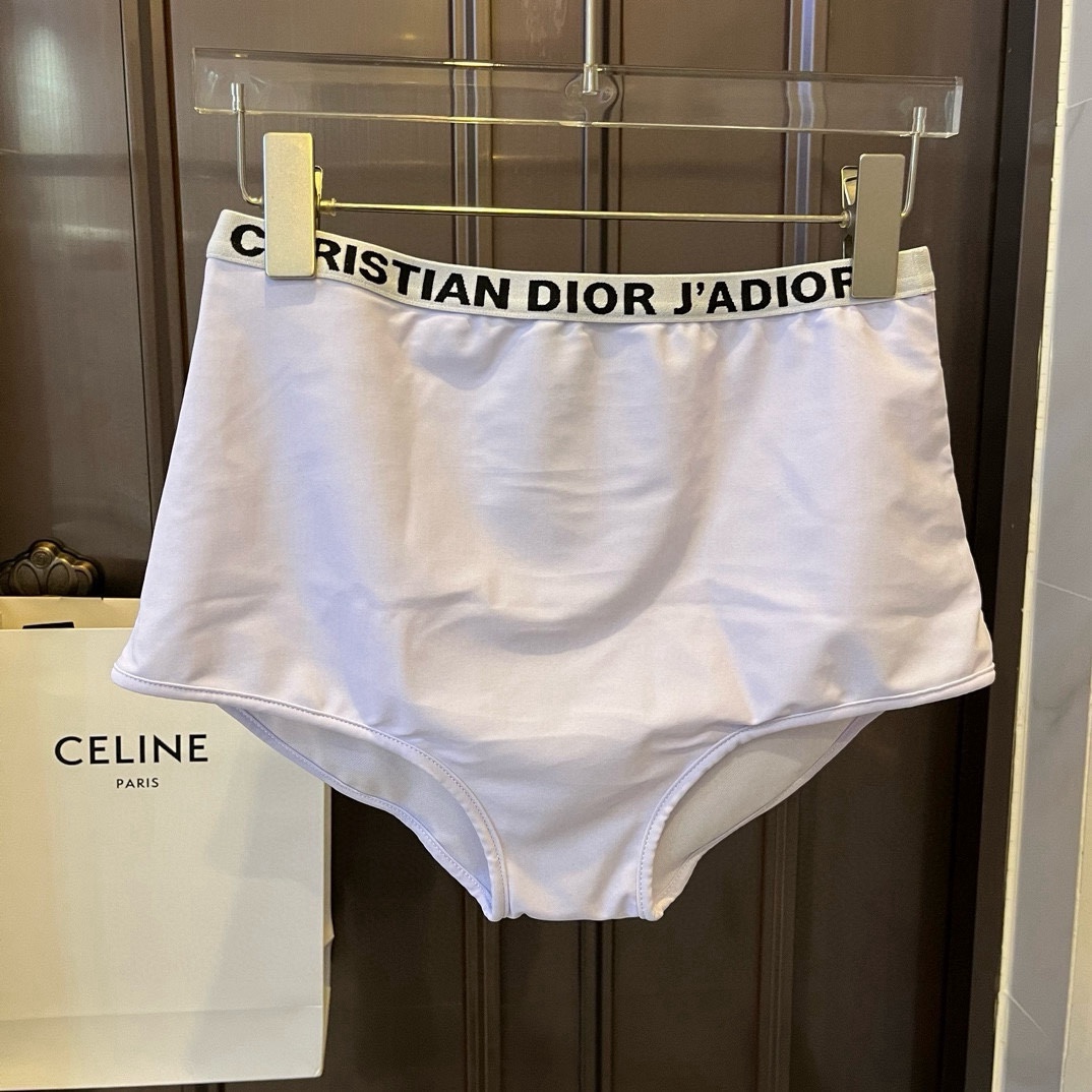 🆕
Dior迪奥分体套装泳衣👙 上身超级棒！同步各大专柜发售，自然而然呈现时尚感！十分减龄，具有年轻活力