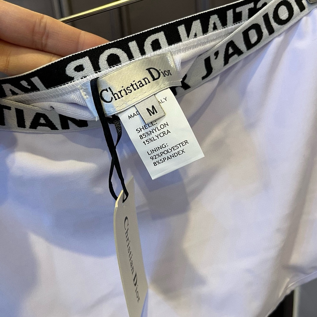 🆕
Dior迪奥分体套装泳衣👙 上身超级棒！同步各大专柜发售，自然而然呈现时尚感！十分减龄，具有年轻活力