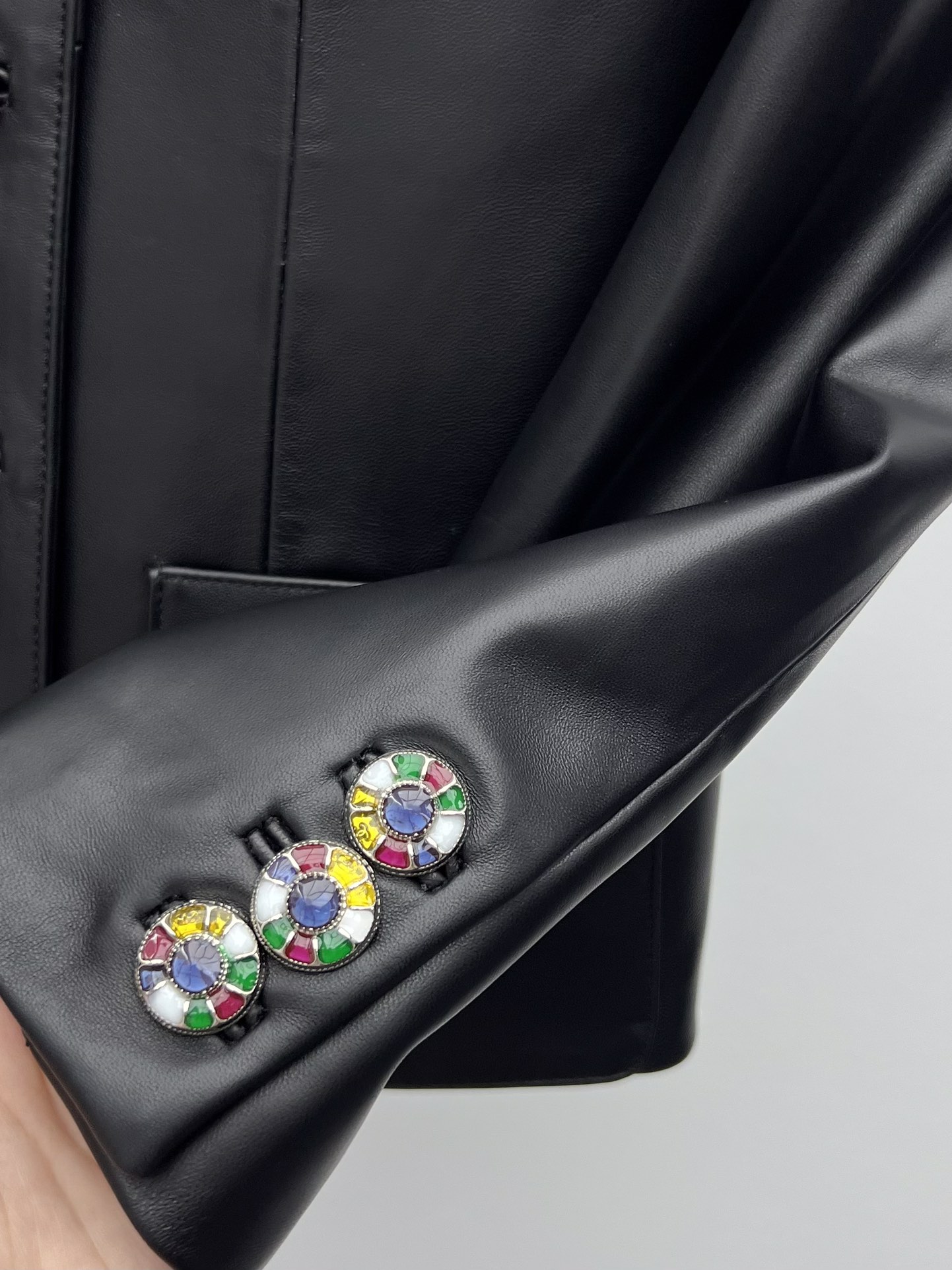 Title: Dustproof Bag Made of Sheep Hide Material with Gem Metal Buttons Summary: One-size-fits-all bag made of silky sheep hide, customizable with colored gem metal buttons. Sweet and expensive design - 图片 4