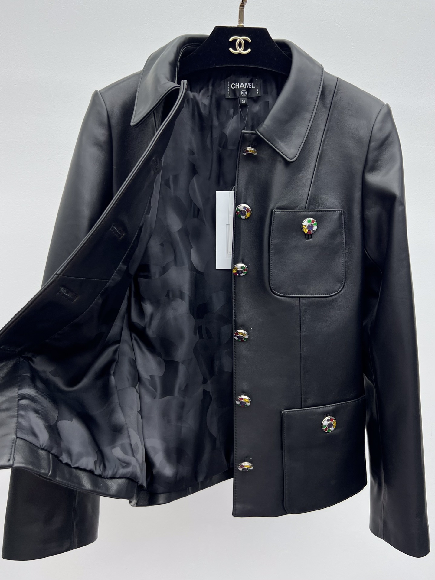 Title: Dustproof Bag Made of Sheep Hide Material with Gem Metal Buttons Summary: One-size-fits-all bag made of silky sheep hide, customizable with colored gem metal buttons. Sweet and expensive design - 图片 5