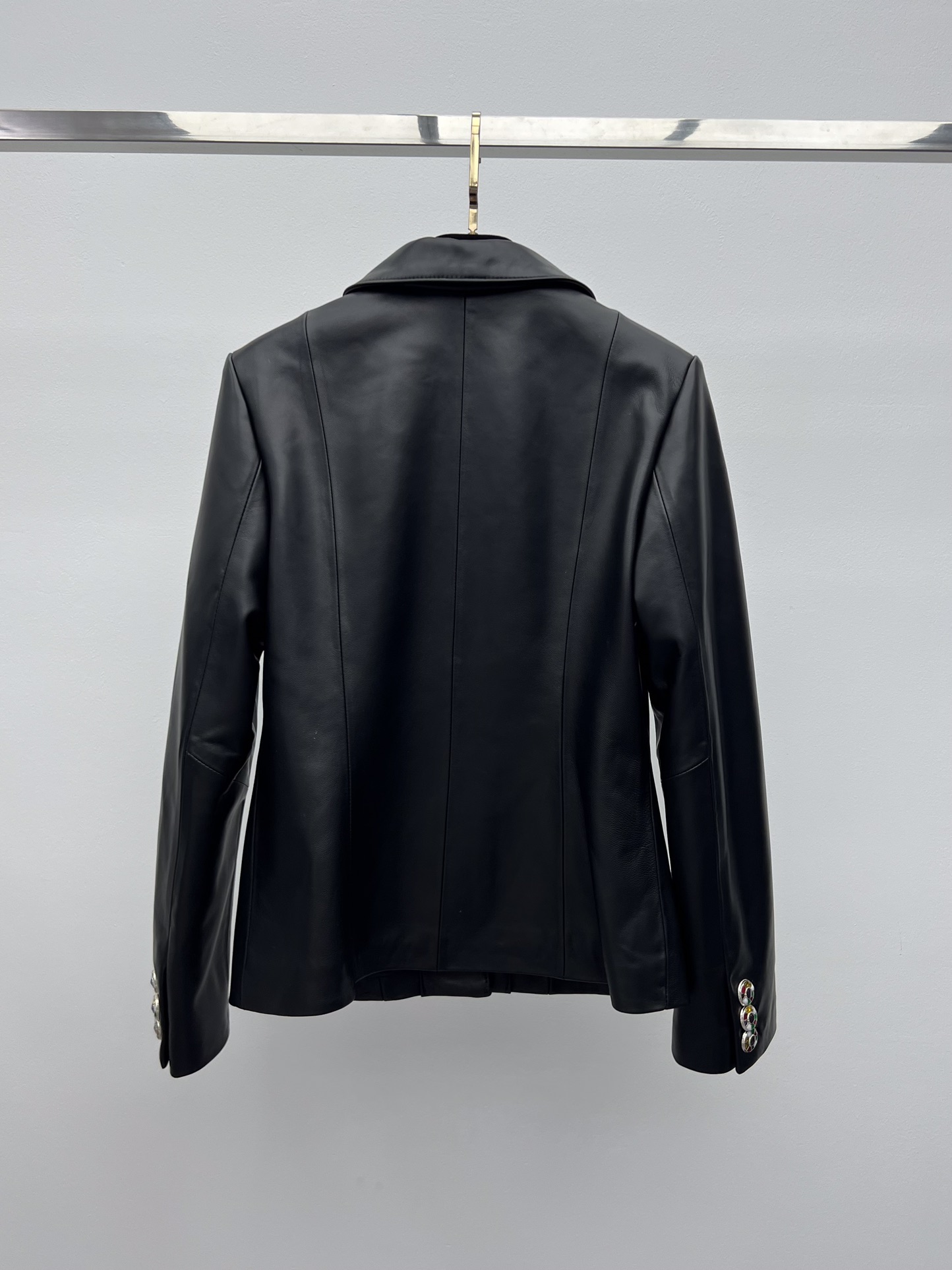 Title: Dustproof Bag Made of Sheep Hide Material with Gem Metal Buttons Summary: One-size-fits-all bag made of silky sheep hide, customizable with colored gem metal buttons. Sweet and expensive design - 图片 6