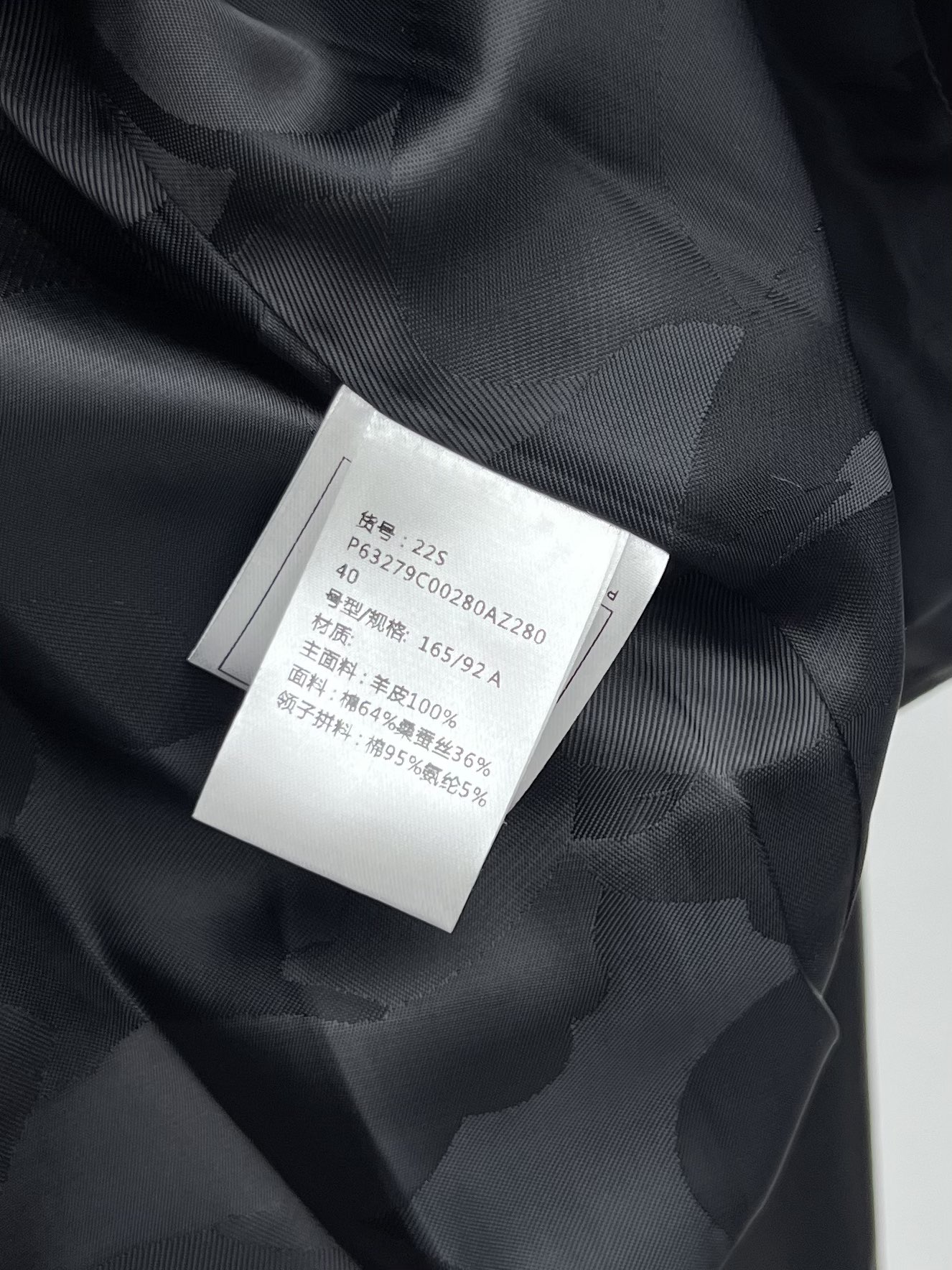 Title: Dustproof Bag Made of Sheep Hide Material with Gem Metal Buttons Summary: One-size-fits-all bag made of silky sheep hide, customizable with colored gem metal buttons. Sweet and expensive design - 图片 9