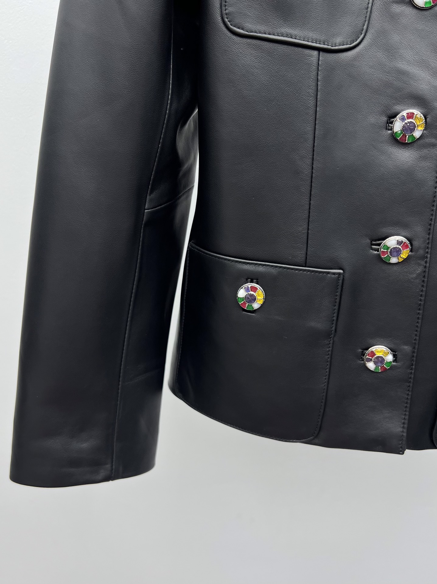 Title: Dustproof Bag Made of Sheep Hide Material with Gem Metal Buttons Summary: One-size-fits-all bag made of silky sheep hide, customizable with colored gem metal buttons. Sweet and expensive design - 图片 3