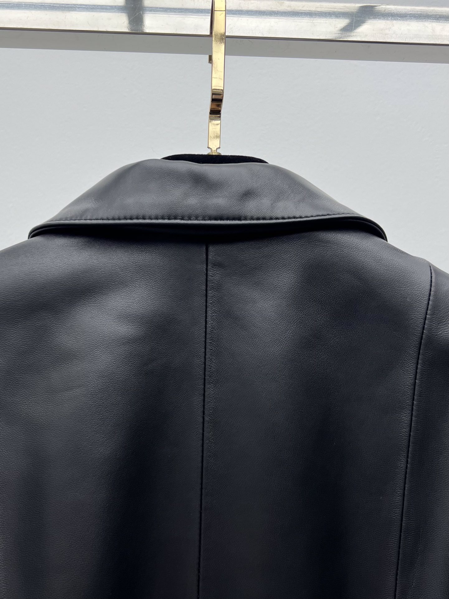 Title: Dustproof Bag Made of Sheep Hide Material with Gem Metal Buttons Summary: One-size-fits-all bag made of silky sheep hide, customizable with colored gem metal buttons. Sweet and expensive design - 图片 7