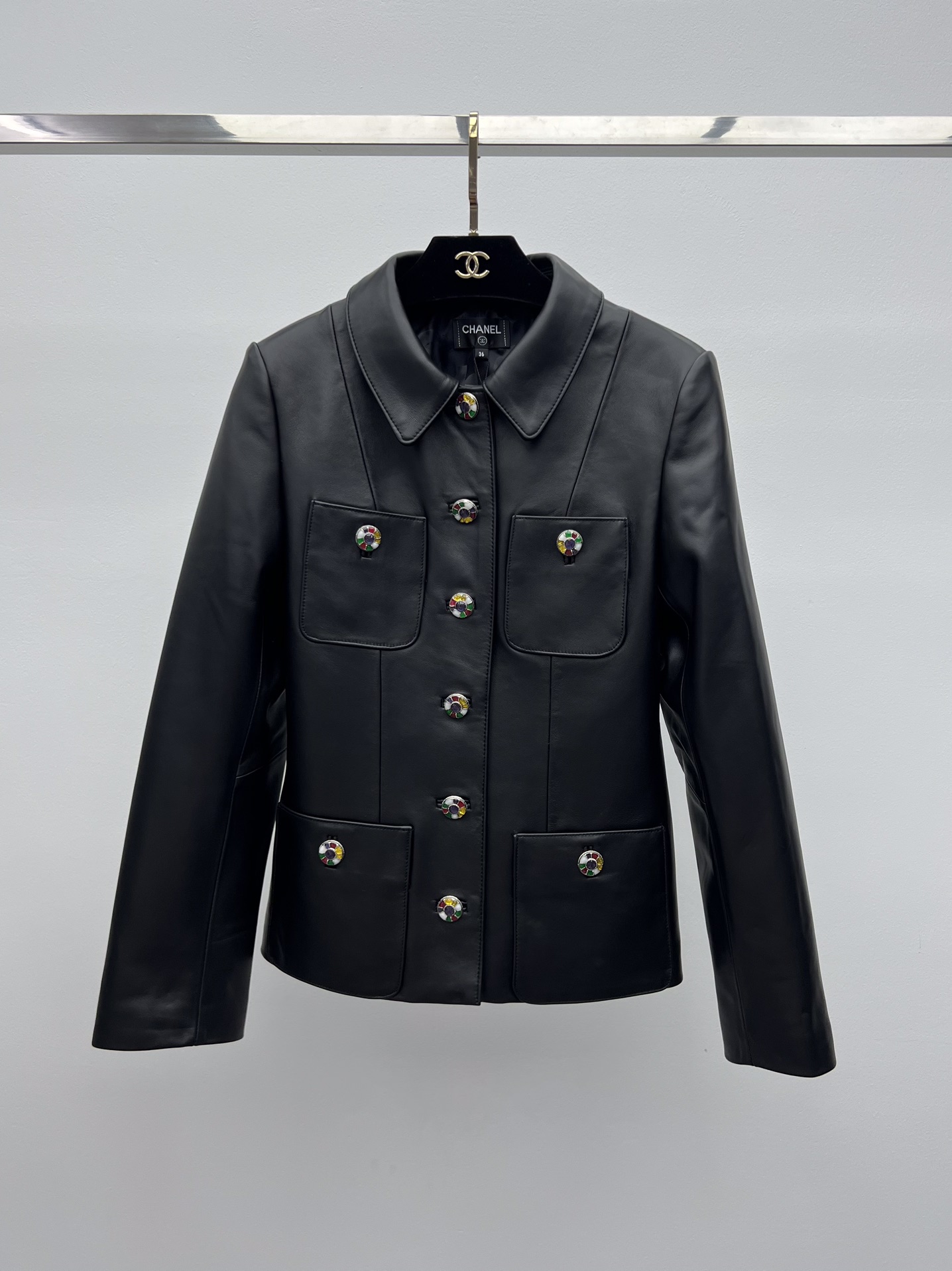 Title: Dustproof Bag Made of Sheep Hide Material with Gem Metal Buttons Summary: One-size-fits-all bag made of silky sheep hide, customizable with colored gem metal buttons. Sweet and expensive design