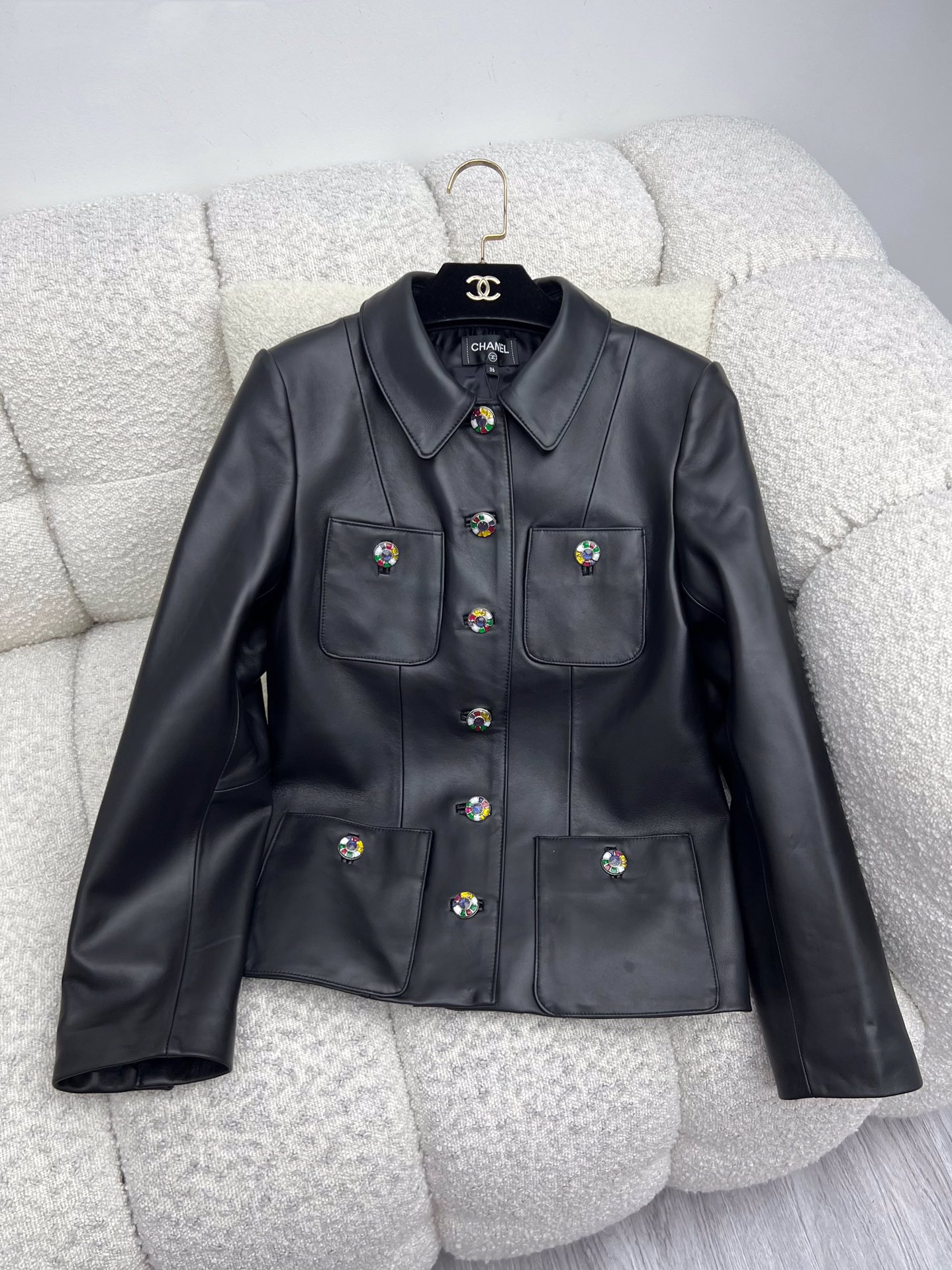 Title: Dustproof Bag Made of Sheep Hide Material with Gem Metal Buttons Summary: One-size-fits-all bag made of silky sheep hide, customizable with colored gem metal buttons. Sweet and expensive design - 图片 8